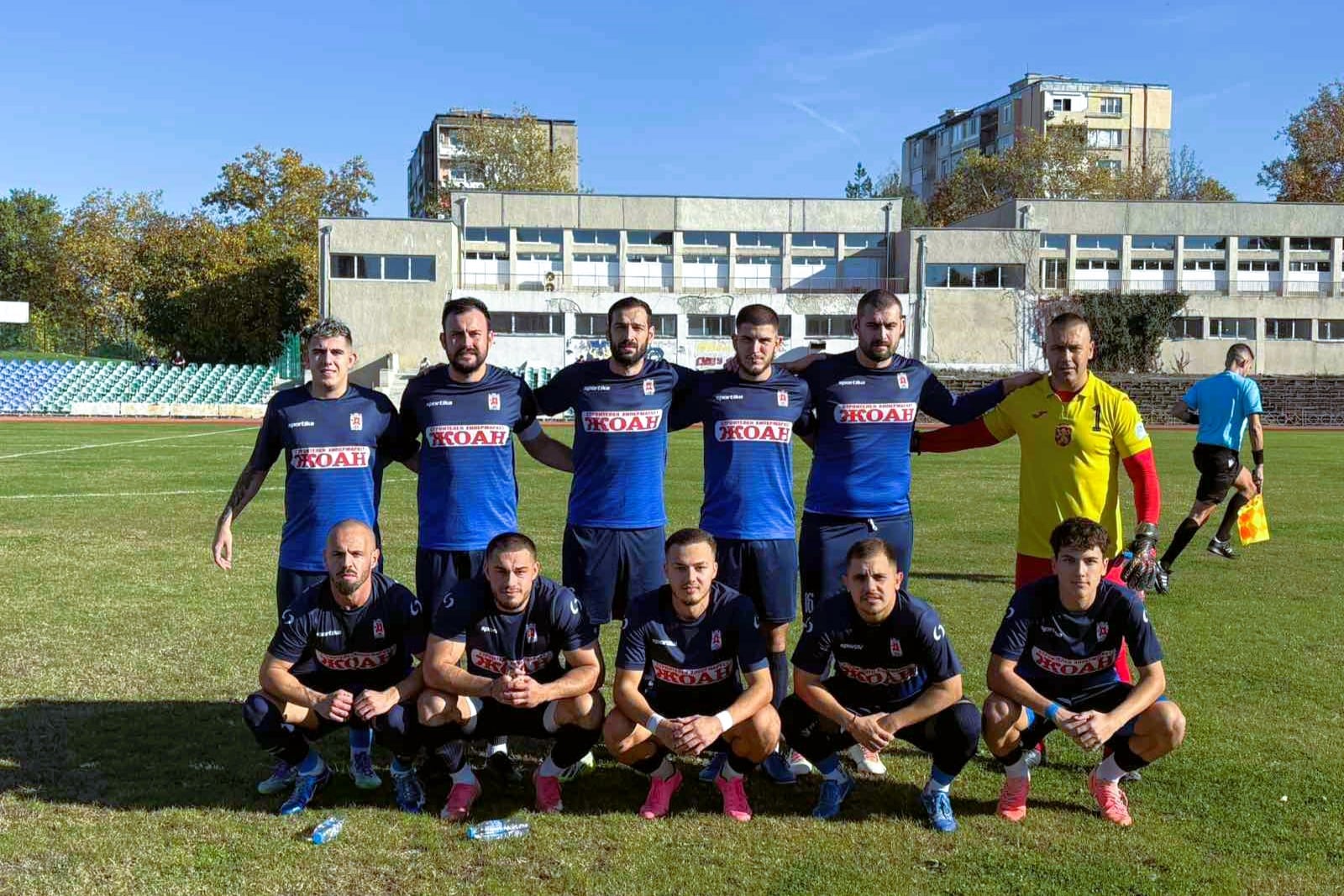 Доростол Силистра завърши наравно 1:1 в гостуването си на Лудогорец III (Разград) в мач от 13-ия кръг на Североизточната Трета лига. Това е първа точка за силистренци във визита срещу този опонент, след като в предишните пет срещи в Разград бяха загубили. Голмайсторът на Доростол, Ивелин Василев, откри резултата в 23-ата минута след центриране от Бисер Георгиев. Лудогорец изравни в 38-ата минута след колективна грешка в защитата на гостите. Дванадесет минути преди края на редовното време, Василев беше изгонен с директен червен картон заради удар без топка, оставяйки Доростол с човек по-малко до края на мача, който беше удължен с 10 минути добавено време. Старши треньорът на Доростол, Деян Дечев, изрази удовлетворение от резултата и се надява тимът му да продължи да играе успешно. Той заяви след срещата: "Резултатът е добър за нас. Удържахме точката въпреки дългото добавено време, заради което играхме над 20 минути с човек по-малко. Футболистите се хвърлиха, изхабиха доста сили, играха добре. Изключително съм доволен и ги поздравявам. Надявам се да продължим да играем успешно." Само два дни почивка очакват тима от Силистра, тъй като още на 12-ти ноември предстои гостуване на Ботев (Нови пазар) в отложена среща от деветия кръг на шампионата. Мачът е с начален час 14:00. Дечев коментира и предстоящото гостуване: "Важно е да се възстановим, защото в сряда имаме много тежък мач. Има много малко време между срещите, а за аматьорския футбол това е убийство. Но каквото можем, ще дадем и там." Отсъствието на Ивелин Василев ще бъде сериозна загуба за Доростол в предстоящия мач в Каспичан, където домакинства Ботев този сезон. "Той ни е основния реализатор в отбора, така че много ще липсва. Беше ни нужен за мача в сряда. Може би така е било писано. Ще се опитаме да се оправим с наличните играчи," добави Дечев.