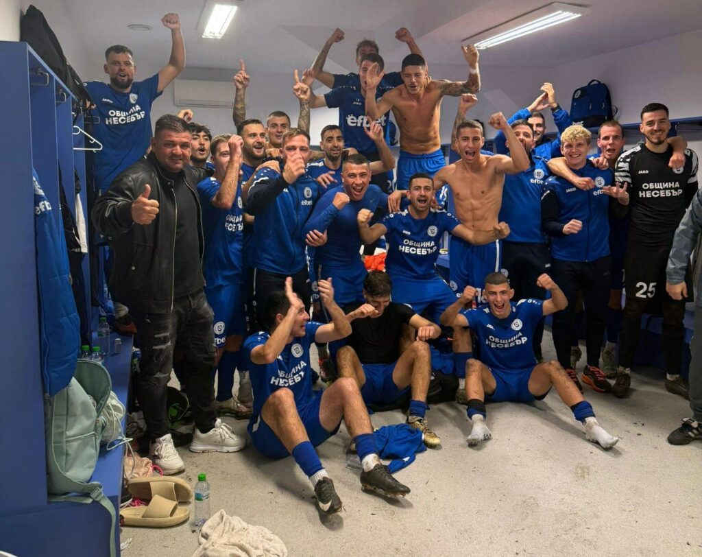 ОФК Несебър се наложи над Марица (Пловдив) с резултат 1:0 в дербито на 16-ия кръг от Югоизточната Трета лига. С тази победа "делфините" оглавиха класирането с 39 точки, изпреварвайки пловдивчани, които заемат второто място с 37 точки. Единственото попадение в срещата бе реализирано от Николай Дросев, който се разписа от дузпа в 19-ата минута. След като беше фаулиран в наказателното поле, той сам пое отговорността и изпълни точно удара. Следващият мач за ОФК Несебър е гостуване на Спартак Пловдив. Двубоят ще се състои на 15 ноември (събота) от 14:30 часа.