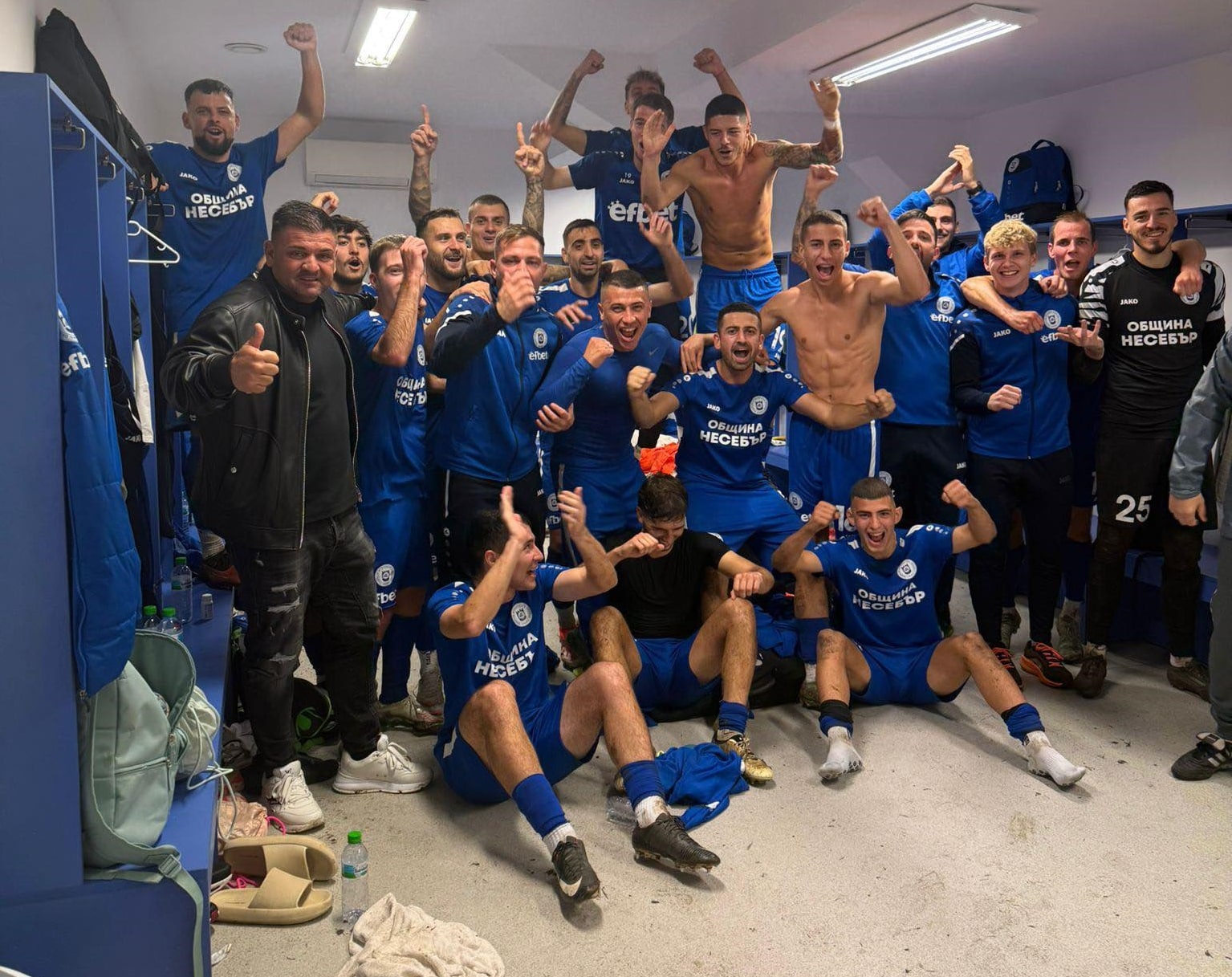 ОФК Несебър се наложи над Марица (Пловдив) с резултат 1:0 в дербито на 16-ия кръг от Югоизточната Трета лига. С тази победа "делфините" оглавиха класирането с 39 точки, изпреварвайки пловдивчани, които заемат второто място с 37 точки. Единственото попадение в срещата бе реализирано от Николай Дросев, който се разписа от дузпа в 19-ата минута. След като беше фаулиран в наказателното поле, той сам пое отговорността и изпълни точно удара. Следващият мач за ОФК Несебър е гостуване на Спартак Пловдив. Двубоят ще се състои на 15 ноември (събота) от 14:30 часа.