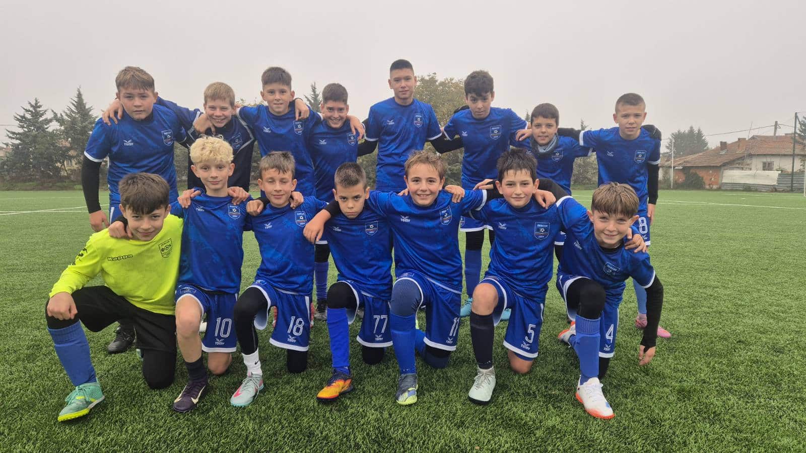 Младите таланти на Левски (Карлово) постигнаха две разгромни победи и една загуба в мачовете си през изминалия уикенд. Родените през 2013-та година футболисти се наложиха с убедителното 6:1 над ФК Царимир. Те показаха добра игра и превъзхождаха опонентите си през целия двубой. С изключително добър резултат завърши поредният кръг от Областното първенство и за набор 2014. Малките футболисти на Карлово разгромиха с 8:1 ФК Първенец. Батковците им, родени през 2011-та година, допуснаха първото си поражение в шампионата. Те отстъпиха с 1:3 в гостуването си на Родопа (Смолян). Голът за Левски реализира Георги Теханов от дузпа. Поздравления за всички играчи и техните треньори!