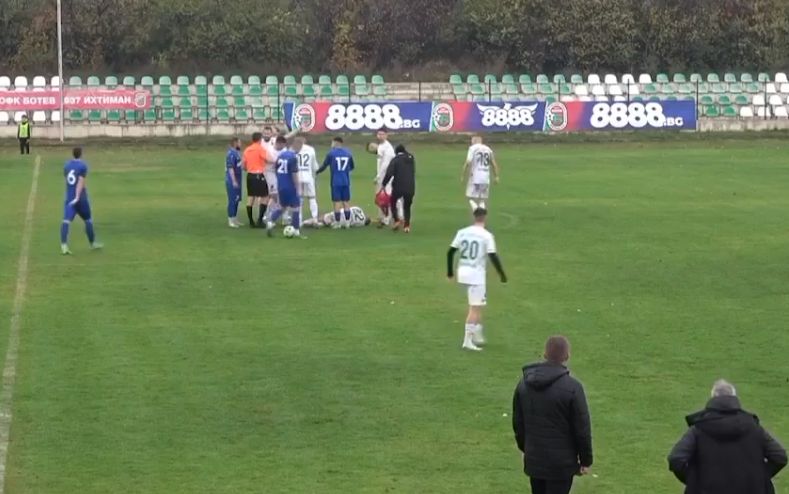 Футболистът на Ботев (Ихтиман) Веселин Васев претърпя сериозна травма по време на равенството 1:1 срещу Рилски спортист в дербито на кръга. По време на единоборство той бе ударен с лакът в лицето и беше заменен. Оказа се, че ударът не е бил никак лек и са му направени 10 шева от вътрешната страна на устата. Това обаче най-вероятно няма да попречи и Васев ще бъде на разположение още за мача в сряда (12 ноември) срещу ФК Банско за Купата на Аматьорската лига.