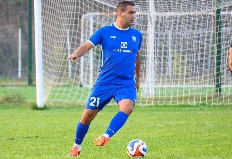 ФК Аксаково пропусна шансове срещу Черноломец и отстъпи с 0:4 Помощник треньорът на ФК Аксаково и член на управителния съвет на клуба, Десислав Дяков, коментира представянето на отбора си в срещата с Черноломец (Попово). Според него, тимът е имал отлични възможности да поведе с 2:0, но ги е пропилял. В крайна сметка Аксаково загуби мача с 0:4 у дома в двубой от Североизточната Трета лига. "Този резултат обаче не е показателен за случилото се в мача, защото до 20-ата минута Калоян Цветков и Димитър Ковачев направиха фрапантни пропуски в първите 20 минути на мача.", сподели Дяков. Дяков отбеляза още, че през цялото първо полувреме отборът е владеел топката и е доминирал на терена, но е допуснал нелеп гол след пропуснати стопроцентови ситуации. "След почивката се стигна до индивидуална грешка в защита, след която допуснахме втори гол. Това повлия на играчите.", добави той. Треньорът също така посочи, че малкият брой футболисти в отбора оказва влияние върху физическото състояние на играчите. Въпреки владеенето на топката след 60-ата минута, енергията не е била достатъчна. Освен пропуските, "сините" удариха греда при резултат 0:3 и създадоха още няколко добри положения за гол след центрирания, но липсваше точност в завършващата фаза.