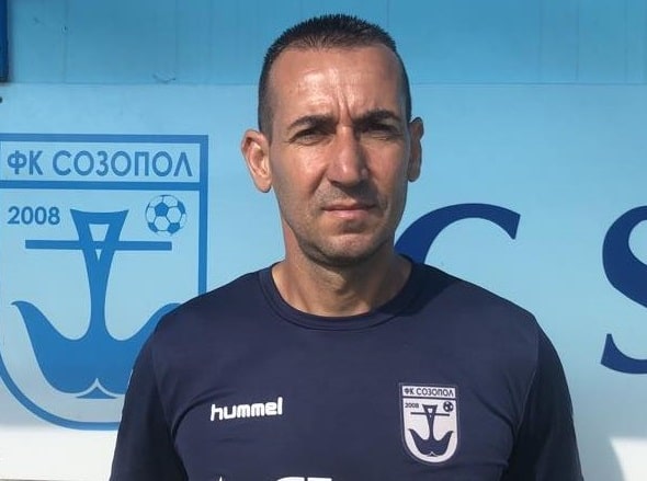 ФК Созопол записа убедителна победа с 3:0 срещу дублиращия отбор на Локомотив (Пловдив) в среща от 16-ия кръг на Югоизточната Трета лига. След края на мача старши треньорът Петър Кюмюрджиев сподели своите впечатления. „Доволен съм изключително много от мача, въпреки че бяхме изправени пред доста сериозни кадрови затруднения – трима наказани и един контузен футболист. Габриел Джантов също се контузи още в 30-ата минута и три минути по-късно направих принудителна смяна“, коментира Кюмюрджиев. „Играхме срещу млад отбор с добри футболисти, но ние показахме мъжество и характер, от което съм изключително доволен. Теренът бе тежък с напредване на мача, но в крайна сметка спечелихме и смятам, че бе напълно заслужено“, добави наставникът.