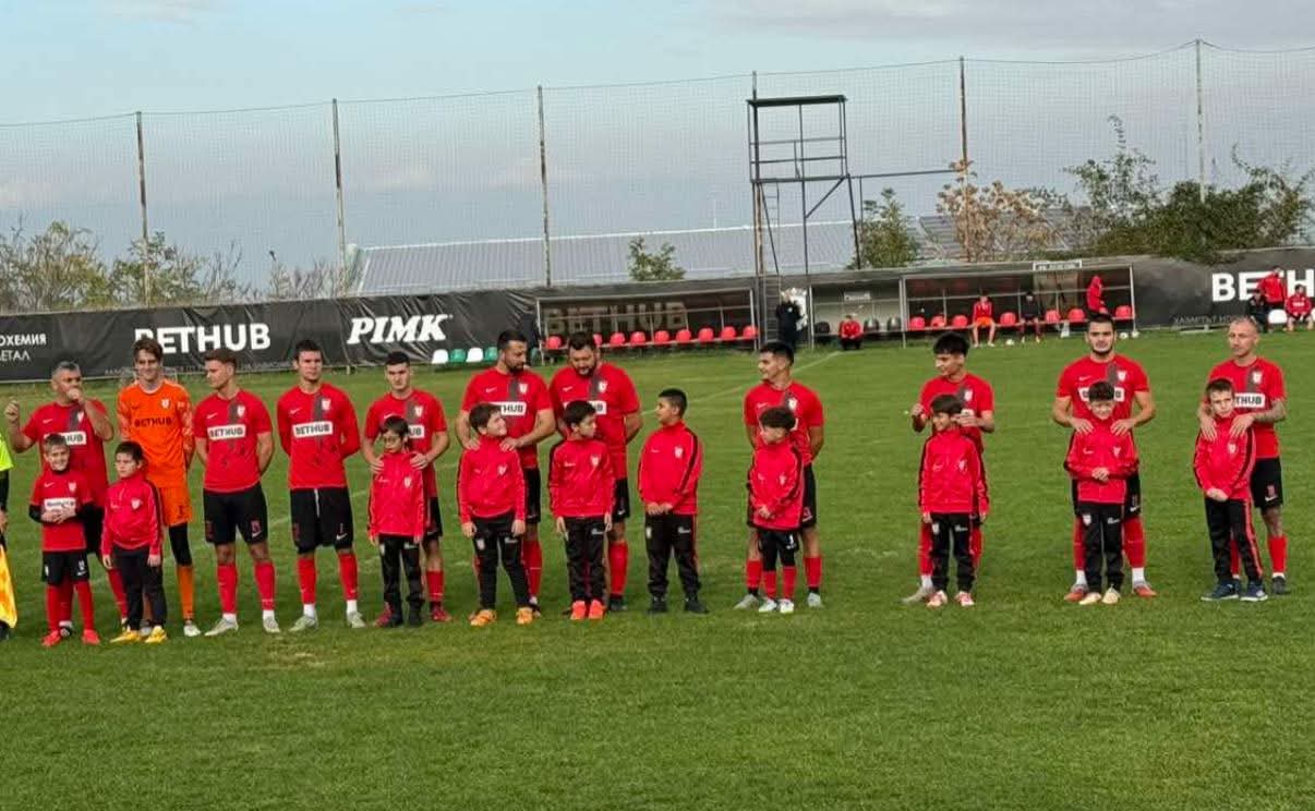 Дублиращият отбор на Атлетик Куклен постигна минимална победа с 1-0 срещу Спортист Голям Чардак в мач от 13-ия кръг на А Областна група Пловдив. С този успех тимът сложи край на серията си от три поредни загуби. Единственото попадение в срещата реализира опитният нападател Сезен Ибрямов. Двубоят беше белязан с три червени картона, като един от тях беше получен от легендата на Атлетик - Атанас Чернев. След изиграните мачове "старата школа" заема 7-о място в класирането с общо 16 точки.