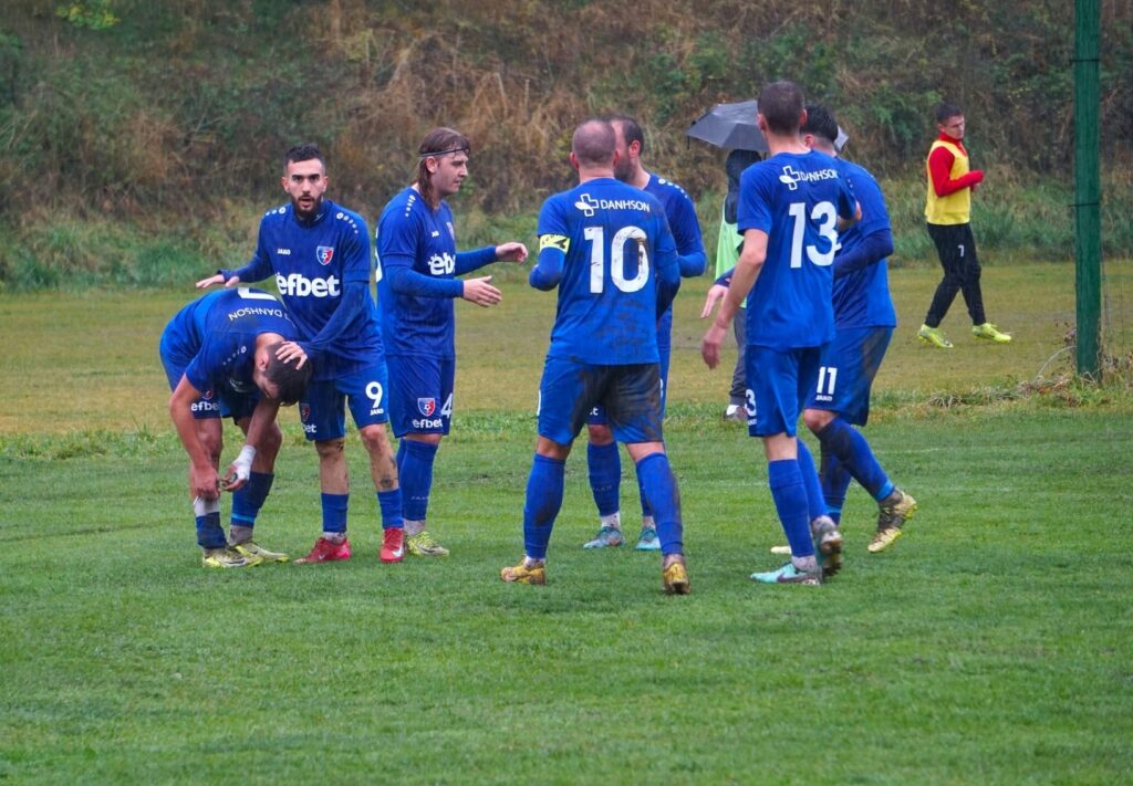 Струмска слава (Радомир) ще се изправи срещу Оборище (Панагюрище) в 1/2-финал на Зона Югозападна България в турнира за Купата на Аматьорската лига. Двубоят ще се проведе в сряда, 12 ноември, от 14:00 часа на стадион "Христо Радованов". Победителят ще бъде определен в един мач, а при равенство в редовното време ще се пристъпи към директно изпълнение на дузпи. Двата отбора ще се срещнат два пъти в рамките на по-малко от 20 дни, тъй като мачът им за първенство е насрочен за 29 ноември, отново в Радомир. В другия полуфинал от Зона Югозападна България ще се срещнат Банско и Ботев Ихтиман. Победителите от двата полуфинала ще играят финал на Югозапад, а крайният победител ще се включи във финалната четворка на турнира, където ще участват първенците от другите три области.