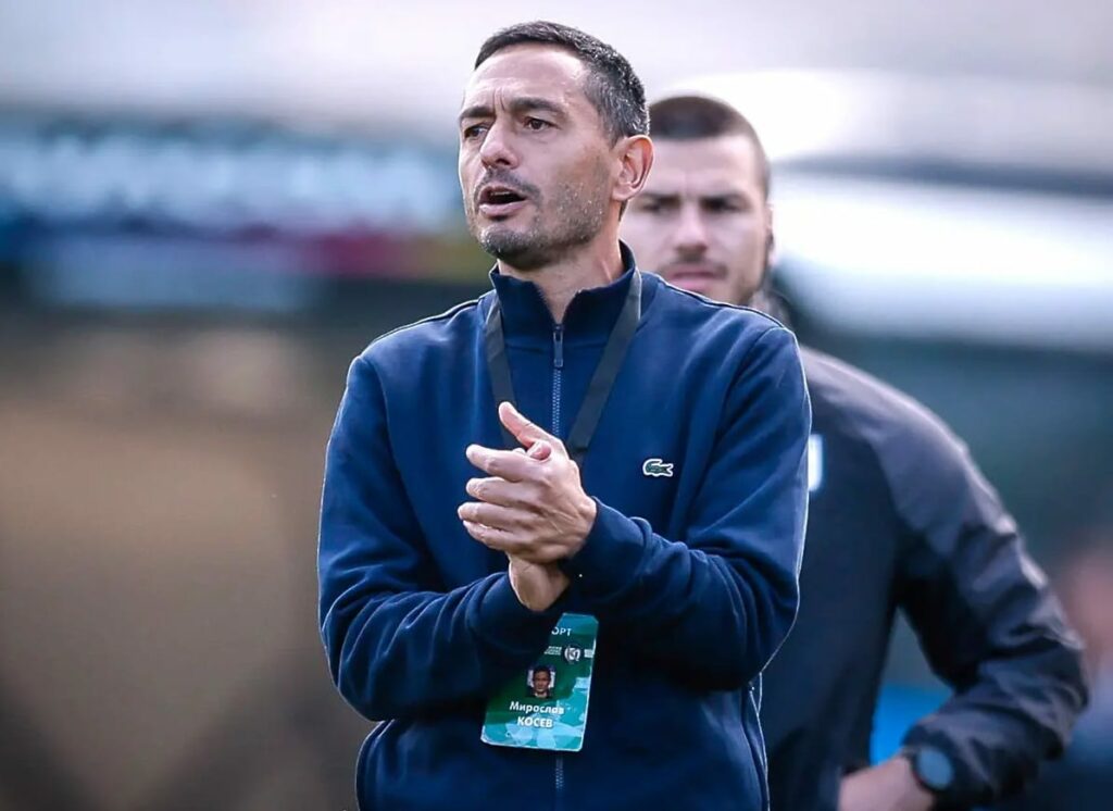 ОФК Несебър победи Марица (Пловдив) с 1:0 в дербито на Югоизточната Трета лига. След успеха "делфините" излязоха еднолично на върха във временното класиране. “Изиграхме добро първо полувреме, в което успяхме да вземем заслужено предимство. Марица обаче е стойностен отбор - създаде няколко чисти положения за гол през втората част, но заради колективните усилия в защита и заради добрата игра на вратаря ни, не успяха да отбележат”, коментира старши треньорът Мирослав Косев пред официалния сайт на ОФК Несебър. “Така че, въпреки че бе трудно извоювана, победата е сладка за нас. Благодарност на момчетата заради битката и себераздаването заради тежкия и кален терен по време на мача”, добави още наставникът.