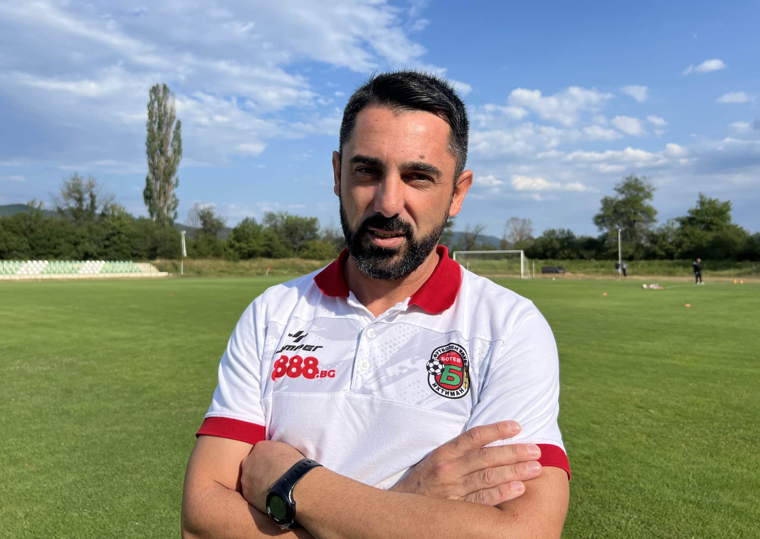 Ботев (Ихтиман) гостува на ФК Банско в полуфинал за Купата на Аматьорската лига Отборът на Ботев (Ихтиман) ще се изправи срещу ФК Банско в полуфинален мач за Купата на Аматьорската лига в Югозападна България. Мачът ще се проведе в сряда, 12 ноември, от 14:00 часа на стадион „Свети Петър“ в Банско. "Целта ни е да се класираме на областния финал. До момента изиграхме доста мачове и продължаваме да преследваме класиране за следващата фаза", коментира Валери Свиленов пред официалния сайт на Ботев Ихтиман. В другия полуфинал играят тимовете на Струмска слава и Оборище Панагюрище. Победителите от двата мача ще се изправят на финал, за да определят участник в Топ 4 на турнира. "Следващата ни цел е, ако можем да влезем във финалната четворка, а защо не и да спечелим турнира", допълни още наставникът.