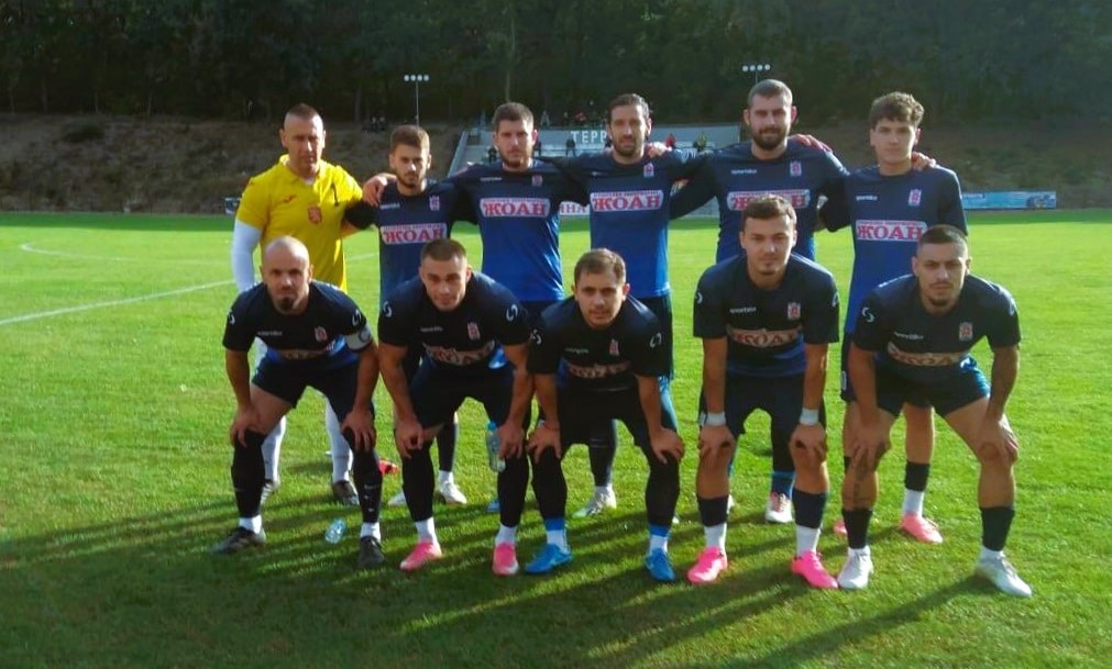 Доростол Силистра завърши наравно 0:0 като гост на Ботев (Нови пазар) в отложен мач от деветия кръг на Североизточната Трета лига. Срещата се изигра на градския стадион в Каспичан, където Ботев домакинства през тази кампания. От 42-рата минута гостите играха с човек по-малко заради пресилен червен картон на Павел Стоев. Въпреки това Доростол можеше и да измъкне успеха в 88-мата минута, когато Ерен Рубил излезе сам срещу вратаря. Той обаче шутира неточно. Преди това два пропуска направи и Бисер Георгиев. Въпреки численото си предимство на терена, домакините от Нови пазар нямаха никакви положения пред противниковата врата. "Червения картон изигра роля. Ако бяхме 11 на 11, най-вероятно щяхме да спечелим. Но и точката като гост е добре за нас, защото продължаваме без загуба. Въпреки умората от двубоя с Лудогорец III футболистите дадоха битка, играха добре и можеха да спечелят. По-скоро днес загубихме две точки, но това влиза в плана", сподели след срещата наставникът на Доростол Деян Дечев. През уикенда за отбора предстои почивка, тъй като по програма няма двубой от шампионата. Следващият мач на силистренци е на 22-ри ноември, събота. Тогава отборът приема Олимпик (Варна). За срещата ще отсъстват трима футболисти на Доростол, които са наказани. Ивелин Василев, който и днес не беше на разположение, ще изтърпи втория си от общо три мача наказание заради червения картон срещу Лудогорец, Павел Стоев беше изгонен днес, а Николай Николаев получи своя пети жълт картон в Каспичан. "Отсъствието на тези играчи ще е проблем за следващия мач. Все пак смятам, че имаме заместници срещу Олимпик, за да се представим добре." , добави още Дечев.