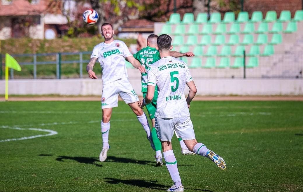 Ботев (Ихтиман) постигна убедителна победа с 3:0 като гост на Банско и си осигури място на финала в Югозападна България за Купата на Аматьорската лига. Опитният Стефан Велев откри резултата в 35-ата минута с прекрасно изпълнение от пряк свободен удар. Първото полувреме завърши при този резултат. През втората част тимът от Ихтиман добави още две попадения. В 58-ата минута Василие Милованович покачи на 2:0, а в 76-ата минута Васил Василев оформи крайното 3:0. Домакините от Банско имаха шанс да върнат интригата в мача, но пропуснаха дузпа в 79-ата минута. На финала в Югозападна България Ботев (Ихтиман) ще се изправи срещу победителя от двойката Струмска слава (Радомир) - Оборище Панагюрище. Който спечели този финал, ще се класира за финалната четворка, където ще се състезават победителите от четирите области в България.