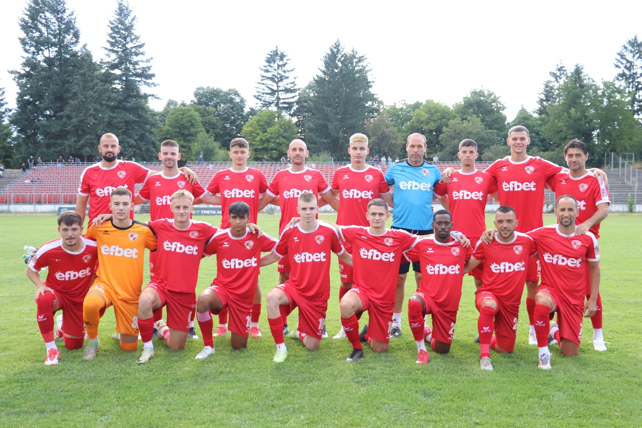 ФК Банско загуби с 0:3 от отбора на Ботев (Ихтиман) в полуфиналната среща от турнира за Купата на Аматьорската лига в Югозападна България. Треньорското дуо на "козлите", Борислав Хазуров и Иван Топузов, направиха значителни промени в стартовия състав за двубоя. Динко Слаев, Йордан Лечов, Христов, Абди Абдиков и Марио Димитров получиха почивка, докато Руслан Иванов и Владислав Златинов се включиха в игра през второто полувреме. Това предостави възможност за изява на младите таланти Христо Попадийн, Алекс Витанов и Леонардо Мандухов. Гостите от Ихтиман поведоха с 1:0 след гол на Стефан Велев, като с този резултат завърши първото полувреме. През втората част от мача, гостите добавиха още два гола, като точни бяха Василие Милованович в 58-та минута и Васил Василев в 76-та. В края на срещата, 16-годишният Христо Попадийн пропусна изпълнение на дузпа. Следващият мач на ФК Банско в Югозападната Трета лига ще бъде гостуване на Балкан (Ботевград) тази събота от 14:00 часа.