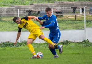 Отборът на Черноломец (Попово) претърпя тежка загуба с 0:5 от дублиращия тим на Спартак Варна в среща, отложена от деветия кръг на Североизточната Трета лига. Домакините взеха преднина с два бързи гола от Затонов (12 мин.) и Курбанов (15 мин.). Въпреки усилията си, гостите от Попово удариха греда и не успяха да отбележат, за да намалят изоставането си, а вместо това допуснаха трети гол в 27-а минута, реализиран от Даниел Халачев. Първото полувреме завърши при този резултат. През втората част, Даниел Халачев се разписа отново, като вкара за 4:0 в 52-а минута. В края на двубоя, Теодор Тодоров оформи крайното 5:0. Следващият мач на Черноломец (Попово) е срещу Волов Шумен и ще се играе в събота.
