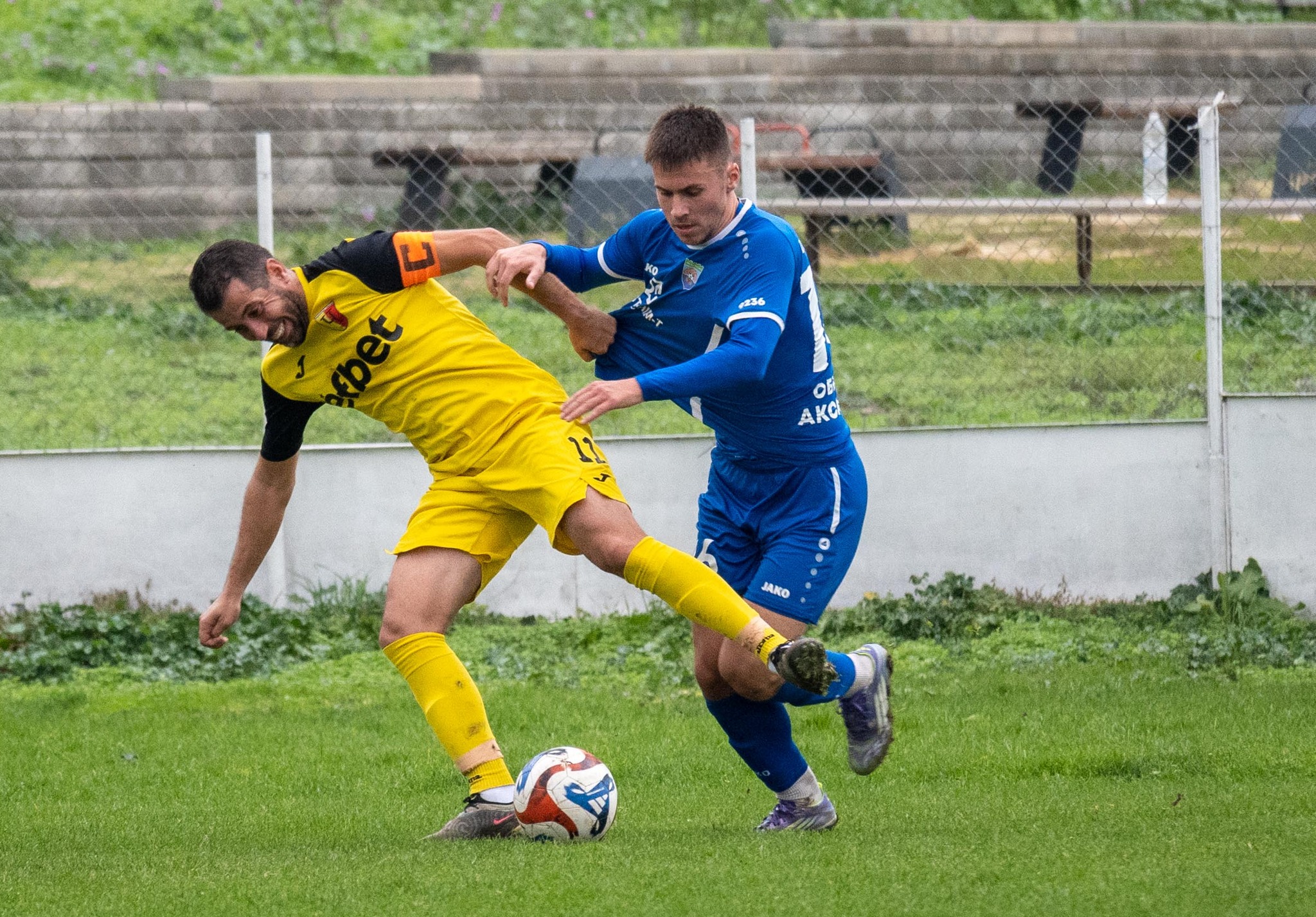 Отборът на Черноломец (Попово) претърпя тежка загуба с 0:5 от дублиращия тим на Спартак Варна в среща, отложена от деветия кръг на Североизточната Трета лига. Домакините взеха преднина с два бързи гола от Затонов (12 мин.) и Курбанов (15 мин.). Въпреки усилията си, гостите от Попово удариха греда и не успяха да отбележат, за да намалят изоставането си, а вместо това допуснаха трети гол в 27-а минута, реализиран от Даниел Халачев. Първото полувреме завърши при този резултат. През втората част, Даниел Халачев се разписа отново, като вкара за 4:0 в 52-а минута. В края на двубоя, Теодор Тодоров оформи крайното 5:0. Следващият мач на Черноломец (Попово) е срещу Волов Шумен и ще се играе в събота.