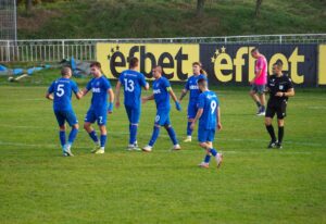 Струмска слава (Радомир) се класира за финала на Югозападна България за Купата на Аматьорската лига. Тимът спечели у дома срещу Оборище (Панагюрище) с резултат 2:0 и на финала ще се изправи срещу Ботев (Ихтиман). Първото полувреме завърши без голове, въпреки че и двете врати видяха интересни ситуации. В 54-ата минута Струмска слава поведе с 1:0. Александър Аспарухов отправи пас зад защитата на гостите към Милен Войнов, който с добро центриране намери Дейвид Джоров, който с глава откри резултата. Само четири минути преди края на мача домакините получиха право да изпълнят дузпа за нарушение на вратаря на Оборище срещу Александър Аспарухов. Капитанът пое отговорността за изпълнението и оформи крайното 2:0. СТРУМСКА СЛАВА: 12. Йордан Димитров, 15. Деян Осман (14. Димитър Савов), 5. Мартин Костов, 3. Димитър Митов, 19. Виктор Стойков (20. Денислав Мицаков), 6. Николай Арахангелов (13. Георги Мариянов), 8. Георги Янев (11. Милен Войнов), 22. Чавдар Христов (9. Любомир Тодоров), 7. Дейвид Джоров, 45. Даниел Начев, 10. Александър Аспарухов Резерви: (99. Симеон Симеонов, 9. Любомир Тодоров, 11. Милен Войнов, 13. Георги Мариянов, 14. Димитър Савов, 17. Емилиан Петров, 20. Денислав Мицаков, 77. Георги Николаев, 88. Никола Митков)