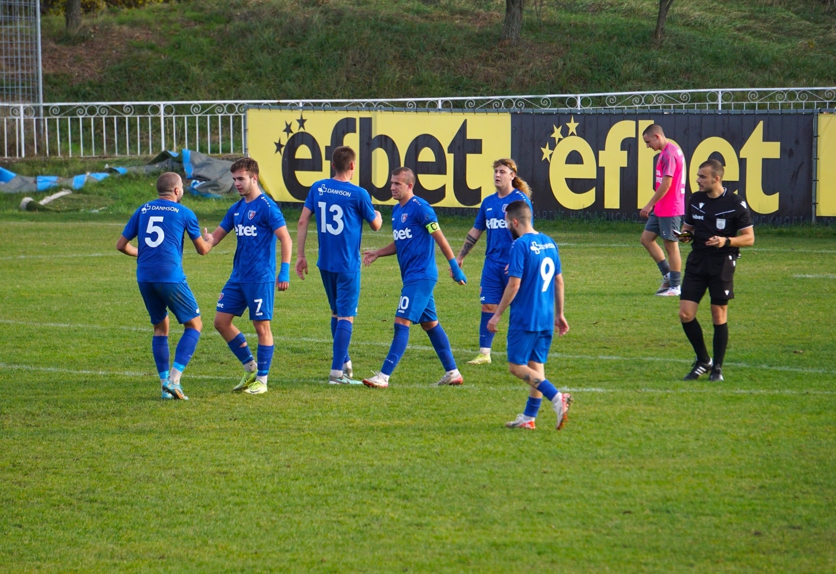 Струмска слава (Радомир) се класира за финала на Югозападна България за Купата на Аматьорската лига. Тимът спечели у дома срещу Оборище (Панагюрище) с резултат 2:0 и на финала ще се изправи срещу Ботев (Ихтиман). Първото полувреме завърши без голове, въпреки че и двете врати видяха интересни ситуации. В 54-ата минута Струмска слава поведе с 1:0. Александър Аспарухов отправи пас зад защитата на гостите към Милен Войнов, който с добро центриране намери Дейвид Джоров, който с глава откри резултата. Само четири минути преди края на мача домакините получиха право да изпълнят дузпа за нарушение на вратаря на Оборище срещу Александър Аспарухов. Капитанът пое отговорността за изпълнението и оформи крайното 2:0. СТРУМСКА СЛАВА: 12. Йордан Димитров, 15. Деян Осман (14. Димитър Савов), 5. Мартин Костов, 3. Димитър Митов, 19. Виктор Стойков (20. Денислав Мицаков), 6. Николай Арахангелов (13. Георги Мариянов), 8. Георги Янев (11. Милен Войнов), 22. Чавдар Христов (9. Любомир Тодоров), 7. Дейвид Джоров, 45. Даниел Начев, 10. Александър Аспарухов Резерви: (99. Симеон Симеонов, 9. Любомир Тодоров, 11. Милен Войнов, 13. Георги Мариянов, 14. Димитър Савов, 17. Емилиан Петров, 20. Денислав Мицаков, 77. Георги Николаев, 88. Никола Митков)