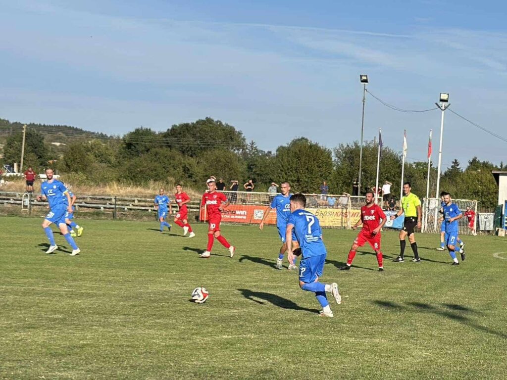 ОФК Костинброд 2012 ще се опита да се върне на победния ход в домакинския си мач срещу ЦСКА III (София). Двубоят от 17-ия кръг на Югозападната Трета лига ще се проведе в събота, 15 ноември, от 14:00 часа на стадион "Георги Бенковски" в квартал Маслово. Костинбродци загубиха с 0:2 срещу Левски II (София) в последния кръг, отбелязвайки свое второ поредно поражение и общо трето в последните четири срещи с един успех на тяхно име. Отборът има затруднения при домакинските си двубои, като е в серия от две загуби и пет мача без победа, от които е успял да спечели само една точка. Костинброд няма победа у дома от първите два мача на кампанията, които изигра на своя терен. Тимът е и вторият най-слаб домакин с едва 7 спечелени точки. ЦСКА III също е сред най-слабите гости в лигата, като е загубил 6 от досегашните си 7 визити, спечелвайки една. Успехът обаче е постигнат съвсем наскоро. На 4 октомври "червените" надвиха Пирин в Разлог. В миналия кръг те постигнаха победа с 2:1 над силния тим на Витоша (Бистрица). Това е първият мач в историята между Костинброд и третия тим на ЦСКА.