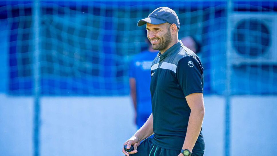 Старши треньорът на Черноморец (Балчик) Ивайло Станчев сподели своите очаквания за предстоящата среща на неговия тим с лидера Септември (Тервел). Двубоят от 14-ия кръг на Североизточната Трета лига ще се проведе в събота, 15-ти ноември, от 14 часа на градския стадион в Балчик. "Смятам, че ще се получи хубав двубой с надиграване между двата отбора. Гостите са много опитни и разполагат с класа. Миналата година нямаха конкуренция, а през тази се стараем да държим тяхното темпо. Готови сме. Знаем, че ни очаква тежък мач, но във всеки един двубой трябва да се бориш, за да спечелиш трите точки. И в събота ще е така. Момчетата трябва да останат спокойни и да следват плана. През този сезон показваме израстване и се държим в челото, а този двубой ще покаже докъде сме стигнали в развитието си и готови ли сме да се борим докрай за върха. Вярвам ,че имаме силите и амбицията да го направим.", заяви Станчев преди ключовата среща за балчиклии. Черноморец беше на лидерската позиция преди вчерашната победа на "хановете" над последния Светкавица (Търговище). С нея Септември изпревари отбора от Балчик с три точки, но има и мач повече. През миналия сезон черноморци надвиха този съперник с 2:1 у дома, като постигнаха обрат през второто полувреме на срещата, изиграна на 23-ти ноември, част от 14-ия кръг на шампионата. Това бе и четвъртият пореден успех за Черноморец срещу Септември (Тервел) у дома. Балчиклии допуснаха грешка в последния мач на своя стадион, завършвайки наравно с Черно море II, но тя беше поправена в гостуването на дубъла на Спартак (Варна) в предходния кръг, спечелено с 1:0.