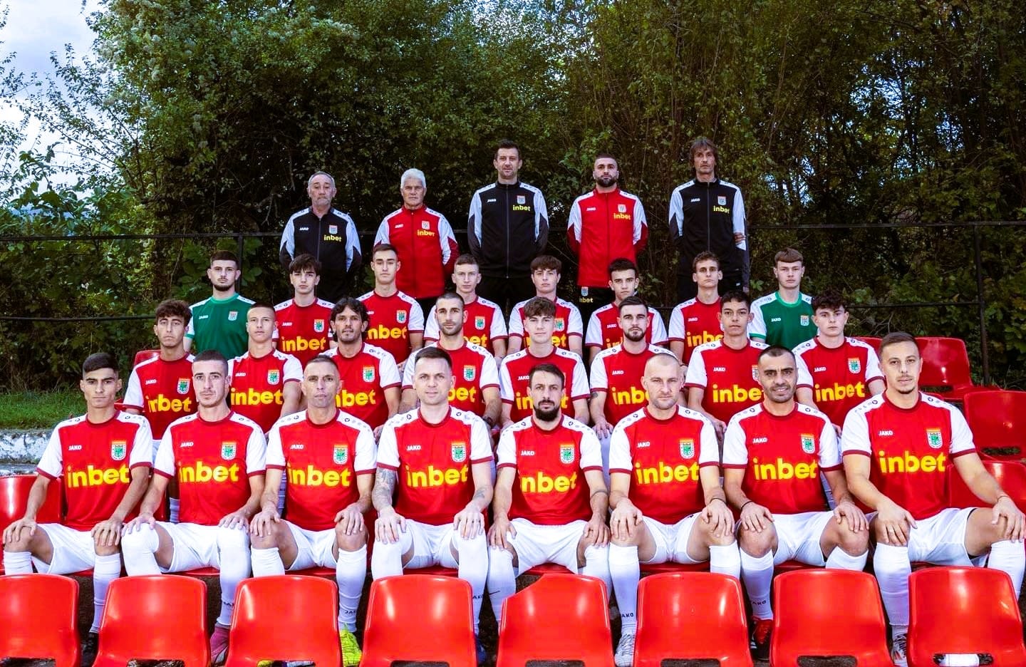 Ком (Берковица) ще зимува на временното 3-то място в класирането на Северозападната Трета лига, позиция, която сама по себе си е значителна. В края на есенния полусезон на миналия шампионат 2024/2025, Ком (Берковица) се намираше на последното 13-то място с едва 8 точки, спечелени чрез 2 победи - у дома срещу Ювентус (Малчика) с 3:0 и срещу Левски (град Левски) също с 3:0, както и 2 равенства срещу Локомотив (Дряново) и Локомотив (Мездра). Всички останали мачове завършиха със загуби. Отборът бе успял да отбележи само 11 гола в 12 изиграни мача. Година по-късно, през ноември, Ком (Берковица) заема 3-то място с 21 точки след 6 победи, 3 равенства и 2 загуби. Отборът е отбелязал 23 гола, което е повече дори от временния лидер Академик (Свищов), който има 17. Ако миналия есен, Ком постигна само 2 победи и имаше 8 загуби, сега статистиката показва обратното - загубите са само 2. Статистиката е ясно свидетелство - сега Ком е събрал почти 3 пъти повече точки в сравнение с миналата есен, когато бе на дъното на класирането на 13-то място. В най-новата история на клуба, след 2010 година, най-доброто класиране на Ком (Берковица) в Трета лига бе 8-мо място през сезон 2014/2015. Основите за по-добро представяне този сезон са налице... Ком продължава да се изкачва нагоре и само времето ще покаже докъде ще стигне!