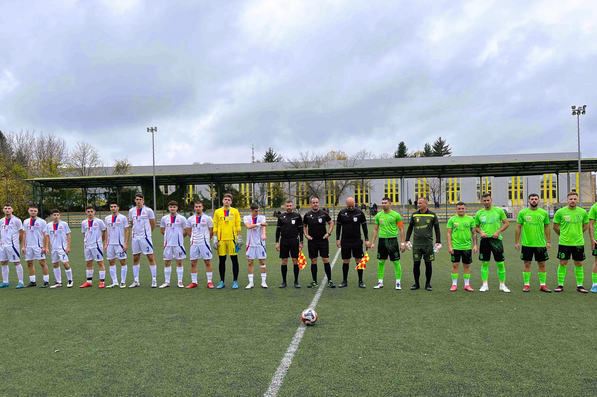 ФК Устрем (Дончево) ще се изправи като гост срещу последния в Североизточната Трета лига, Светкавица (Търговище), в мач от 14-ия кръг на първенството. Срещата е насрочена за събота, 15 ноември, от 14:00 часа на стадион "Димитър Бурков" в Търговище. В предходния кръг "зелените" успяха да се върнат към победния път с категорична победа с 4:1 над Олимпик (Варна), след като преди това допуснаха три поредни загуби. В момента Устрем заема осма позиция в класирането с актив от 18 точки, получени от 6 победи и 6 равенства. Светкавица е последен в класирането с едва една точка от началото на кампанията. В сряда тимът се изправи срещу Септември (Тервел) и загуби с унищожителното 0:9, което е единадесетото им поражение за сезона. През миналия сезон отборът от село Дончево загуби визитата си в Търговище с 1:3, но тогава ситуацията беше съвсем различна. В последния двубой между двата отбора, Устрем надделя с 6:4 у дома на 3 май тази година.
