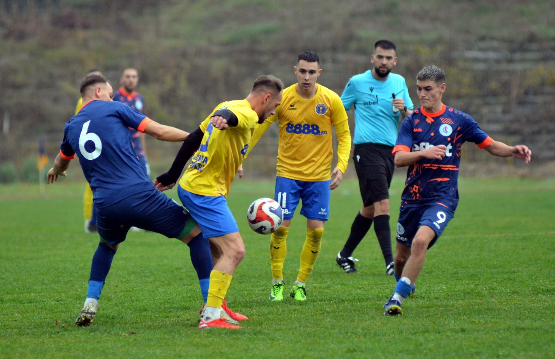 Волов-Шумен 2007 гостува на Черноломец (Попово) в мач от 14-ия кръг на Североизточната Трета лига. Двата тима ще се изправят един срещу друг в събота, 15-ти ноември, от 14:00 часа. След двубоя помежду им в Попово през миналия сезон мотивацията в тима на "жълто-сините" е още по-голяма. Тогава те спечелиха с 4:3, но бе подадена жалба от домакините за неправомерно използване на некартотекиран играч, 15-годишния вратар на шуменци, който бе включен в състава заради вирусно заболяване на титулярния вратар. "Всичко при нас е нормално. Мотивирани сме сериозно за този мач. Имаме миналогодишен елемент, който да коригираме. А и след слаб мач Попово обикновено се вдига. Ние ще искаме да си поправим миналогодишната грешка, те грешката от сряда. Ще стане интересен мач. Пожелаваме си да победим.", сподели президентът на клуба Иван Станчев. Сега в отбора на Волов няма липсващи играчи поради травми или наказания и всички са на линия за важната среща. Дори играещият треньор Цветан Илиев, който почива срещу Светкавица (Търговище), е на линия за срещата. В последния кръг шуменци записаха четвъртия си пореден успех, след който се утвърдиха на петото място с актив от 25 точки, колкото има и четвъртият Черноломец. Вчера отборът от Попово загуби с 0:5 гостуването си на Спартак II (Варна) в отложена среща от 9-ия кръг на шампионата. Този мач прекъсна поредицата от четири поредни победи на тима. "Разбрахме, че от Попово са искали да изместим мача за неделя, но няма как да направим компромис никога. Миналата година го направихме, но вече правим само на някои други отбори.", добави още президентът на Волов-Шумен 2007 преди любопитния сблъсък в събота.