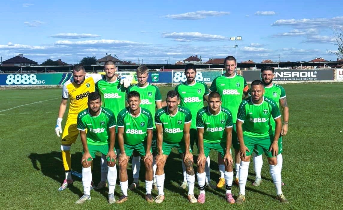 ФК Секирово (Раковски) ще се изправи срещу градския си съперник и новак в шампионата в мач от 17-ия кръг на Югоизточната Трета лига. Двубоят ще се състои в събота, 15-ти ноември, от 14:30 часа и ще се проведе на стадион "Петър Парчевич" в Раковски. "Секирите" загубиха две последователни гостувания с резултат 0:2 от ОФК Хасково и ФК Ямбол. Преди това обаче, те успяха да победят с 1:0 у дома срещу дублиращия отбор на Локомотив (Пловдив). Победният гол срещу пловдивчани е единственото попадение за Секирово в последните пет мача, което означава, че проблемите в завършващата фаза продължават. Не е изненада, че Секирово е с най-слабото нападение в групата - само 13 вкарани гола, колкото има и Асеновец (Асеновград). "Зелените" обаче ще приемат отбора с най-много допуснати голове - 51 в 15 срещи. Стадион "Петър Парчевич" продължава да бъде крепостта на "секирите" през 2025 година. Отборът е спечелил 3 от последните си четири мача у дома, като има само едно равенство и е допуснал само един гол. Секирово има само една загуба на свой терен от 15-ти март насам и тя е срещу лидера Несебър. Освен това, верните фенове на отбора ще напълнят трибуните за историческото първо градско дерби на Раковски в третото ниво на българския футбол.