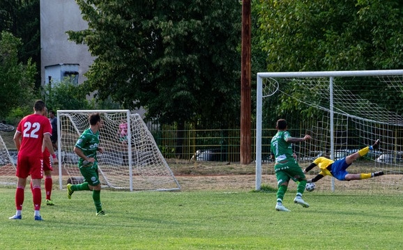 ФК Банско продължава с изключително предизвикателната си поредица в края на есенния дял от сезона в Югозападната Трета лига. Отборът вече се изправи срещу един от лидерите в първенството, Струмска слава, в предишния кръг и отстъпи с 1:2, а сега им предстоят две поредни гостувания. Тази събота ще се изправят срещу Балкан (Ботевград), а след това срещу временния лидер в класирането Рилски спортист. В последния си мач от есенния дял "козлите" ще приемат Витоша (Бистрица). Така за четири кръга отборът от Банско ще срещне трите лидера в шампионата - Рилски спортист, Струмска слава и Витоша Бистрица. Към това се добавя и двубоят за Купата на Аматьорската лига тази седмица срещу друг силен отбор - Ботев (Ихтиман), което прави серията от мачове повече от трудна. ФК Банско не е записал победа в Ботевград от над 6 години. За последно "козлите" взеха трите точки като гости на 20 март 2019 година, след като спечелиха с 2:1 в мач от 22-ия кръг на първенството. В следващите шест сезона отборът записа 2 равенства и 4 загуби.