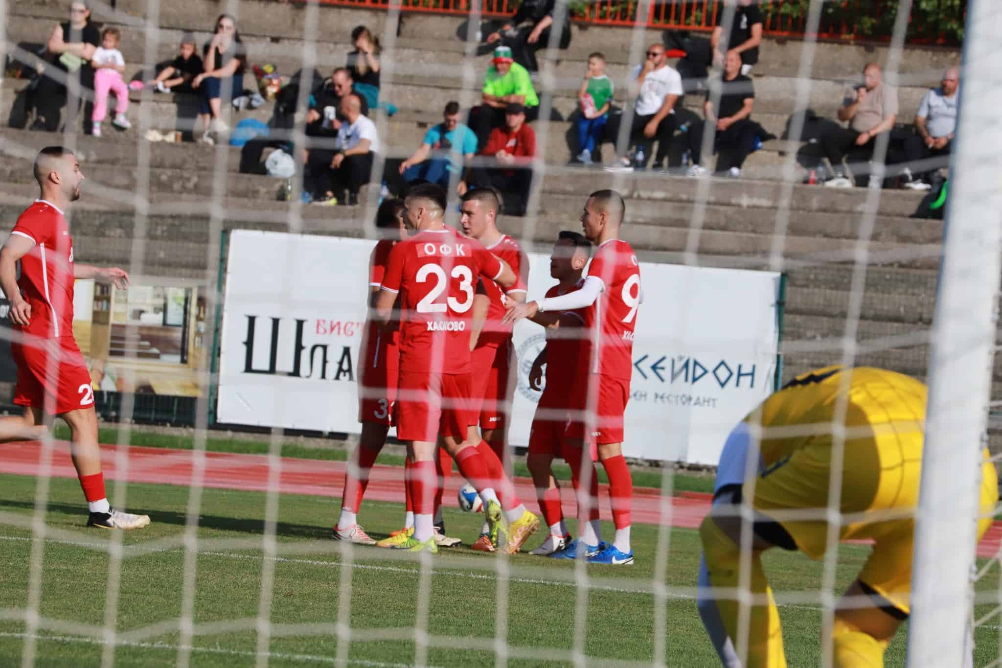 ОФК Хасково е домакин на Созопол в среща от 17-ия кръг на Югоизточната Трета лига. Двубоят ще се проведе в събота, 15 ноември, от 14:30 часа на стадион "Хасково". След три поредни победи в шампионата, "червените" заемат 12-а позиция с 20 точки. Созопол е една позиция по-нагоре с идентичен актив. Аут за Хасково са Костадин Пеев и Красимир Илиев, които са контузени, както и наказаният Тейнур Марем. Мирослав Илиев се чувства по-добре и има шанс да вземе участие в мача. Ивелин Боев остава под въпрос, тъй като има проблеми през тази седмица. През миналия сезон двата отбора се победиха по веднъж, като интересно е, че победите бяха спечелени от гостуващите тимове.