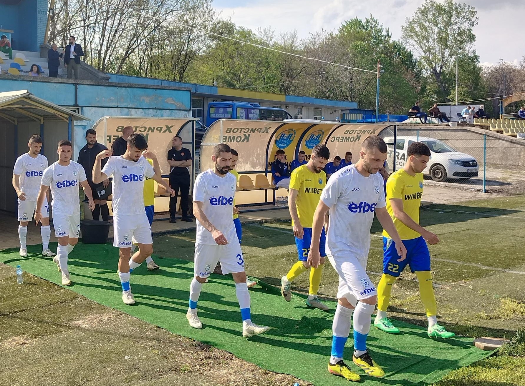 ФК Ямбол се изправя като гост срещу Марица (Пловдив) в мач от 17-ия кръг на Югоизточната Трета лига. Двубоят е насрочен за събота, 15 ноември, от 14:30 часа в Пловдив. В предишния кръг Марица претърпя поражение от ОФК Несебър и загуби първото място в класирането, докато Ямбол се наложи с 2:0 над Секирово. Треньорът на Ямбол, Иво Калинчев, няма да може да разчита на голмайстора Петър Принджев, който все още не е възстановен и ще пропусне предстоящия двубой. "Технически, ако изпълним това, което сме тренирали, смятам, че можем да спечелим нещо в този мач, въпреки че гостуваме на един от най-силните отбори в групата. Със сигурност отиваме с амбиция и цел да спечелим максимума от двубоя", коментира наставникът пред официалния сайт на Ямбол. ФК Ямбол няма победа в Пловдив от повече от 15 години. Миналия сезон отборът се наложи у дома с 2:0, но загуби гостуването си с 1:4. Преди това тимът претърпя две поражения в Пловдив, тъй като Марица игра във Втора лига за три сезона поред.