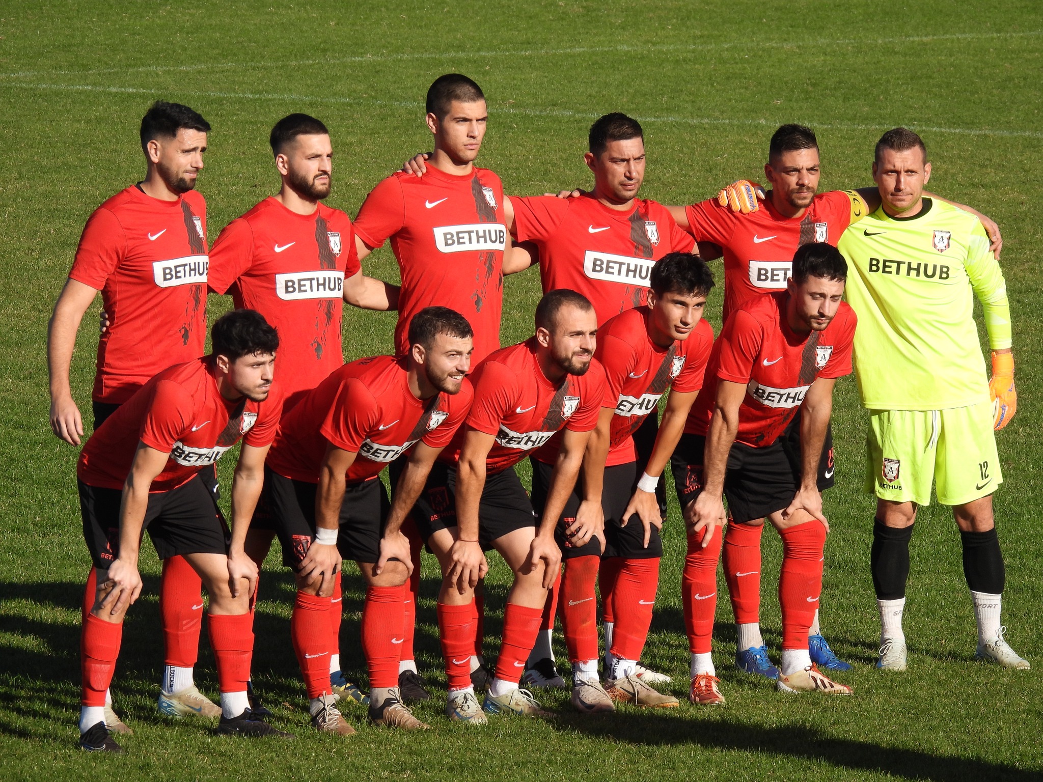 Атлетик Куклен ще гостува на Асеновец Асеновград в рамките на 17-ия кръг от Югоизточната Трета лига. Отборът от Куклен, известен като "баските", е сред първите шест по успеваемост в гостуванията от началото на сезона. Досега тимът е събрал 10 точки като гост благодарение на 3 победи, 1 равенство и 3 загуби. Интересен факт е, че Атлетик Куклен са постигнали повече точки като гост, отколкото на собствен терен, където имат 9 спечелени точки. Победите като гост за "баските" дойдоха след изиграните срещи с дублиращия отбор на Локомотив Пловдив с резултат 1:0, срещу Созопол с 3:2, както и преди два кръга срещу Спартак Пловдив с 1:0. Гостуването, завършило с равенство, беше срещу Секирово. Домакините от Асеновец заемат предпоследното място във временното класиране с едва 8 точки. Те са в поредна серия от 5 мача без победа и имат само 1 успех в последните си 13 срещи.