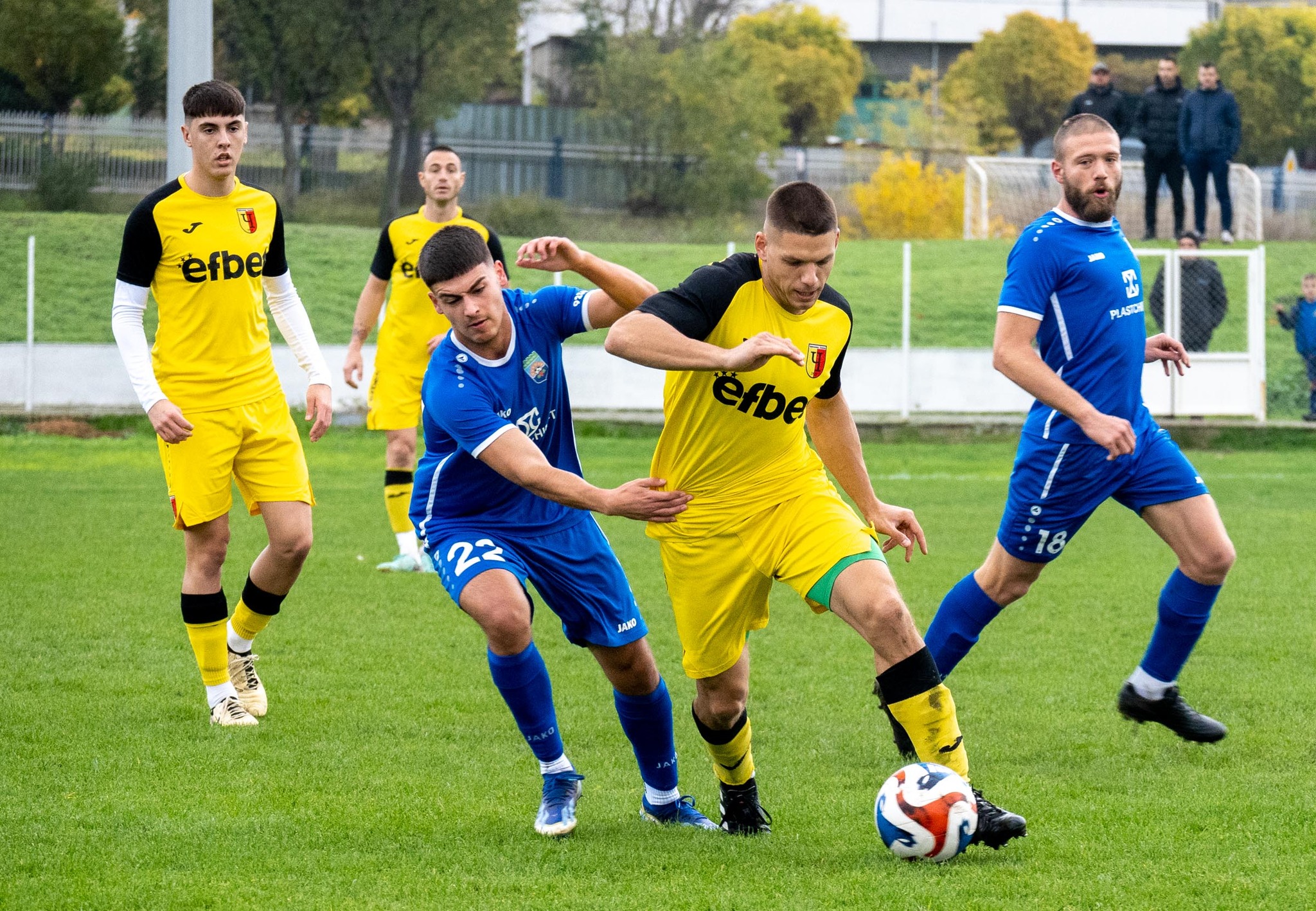 Черноломец (Попово) ще приеме Волов Шумен в дербито между четвъртия и петия във временното класиране на Североизточната Трета лига. Мачът ще се състои в събота от 14:00 часа в Попово. И двата отбора започват срещата с идентичен баланс - по 8 победи, 1 равенство и 3 загуби. Головата разлика на Черноломец обаче е по-добра с два гола. Воденият от старши треньора Невен Венков отбор на домакините претърпя неочаквано тежка загуба с 0:5 от дубъла на Спартак Варна в отложен двубой през седмицата. Затова срещу Волов Шумен, домакините ще се стремят да се върнат към победния път. "Вярвам безрезервно в момчетата и мисля, че срещу силния отбор на Волов Шумен ще дадат всичко от себе си да покажем истинското си лице и да победим“, коментира Невен Венков преди срещата. През миналия сезон Черноломец победи с 2:0 у дома срещу Волов Шумен и с 3:0 служебно през пролетта.
