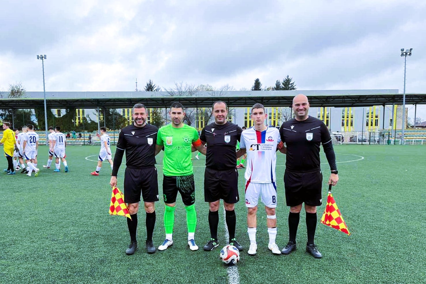 Олимпик (Варна) ще се изправи срещу Лудогорец III (Разград) в среща от 14-ия кръг на Североизточната Трета лига. Двубоят ще се проведе в събота, 15 ноември, от 14:00 часа на стадион "Локомотив" във Варна. След две поредни загуби, новаците в групата ще се опитат да спечелят точки срещу отбор, който разчита само на млади състезатели в редиците си. Преди последните два двубоя Олимпик имаше само една загуба в пет мача, като постигна една победа и три равенства. В последния кръг Олимпик претърпя загуба с 1:4 като гост на Устрем (Дончево), докато Лудогорец III не успя да победи у дома срещу Доростол Силистра, прекъсвайки серията си от 5 последователни победи. Тимът от Варна се намира на 11-та позиция в класирането с 13 спечелени точки. Третият отбор на българския шампион заема трето място с 27 пункта. Това ще бъде първата историческа среща между двата отбора.