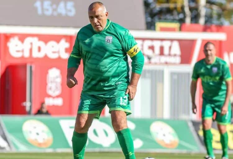 Ботев (Ихтиман) ще гостува на Витоша (Бистрица) в събота в 14:00 часа в среща от 17-тия кръг на Югозападната Трета лига, която е определена като безспорно дерби. Двата отбора имат богата история на мачове помежду си, започвайки от последните два сезона, в които се състезават заедно в Югозападната Трета лига. През сезон 2024/2025 Ботев Ихтиман спечели у дома с 3:1 и загуби като гост с 0:1. През сезон 2023/2024 тимът претърпя загуба с 0:3 като гост и постигна победа с 3:0 у дома. През сезон 2021/2022 бе регистрирана загуба у дома с 0:1 и като гост с 0:4. Припомняме, че Витоша има опит от няколко сезона във Втора и Първа лига, като двата отбора за последно играят заедно: През сезон 2015/2016 на Ботев е присъдена служебна загуба с 0:3, въпреки че печели мача с 1:0 (поради нередовен играч), а ответният двубой завършва със загуба - 1:3. През сезон 2012/2013, на 9 септември, в мач от 4-ти кръг Витоша Бистрица печели с 3:0, като любопитен факт е, че първото попадение е дело на тогавашния премиер Бойко Борисов (тогава на 53 години) от дузпа в 51-ата минута. През пролетта Ботев Ихтиман отново губи у дома с 0:1. За последно тимът от Ихтиман печели като гост срещу Витоша Бистрица с 3:1 през пролетта на 2010 година (сезон 2009/2010) след голове на Николай Йорданов (39), Мирослав Кацаров (74) и Ангел Лачов (82).