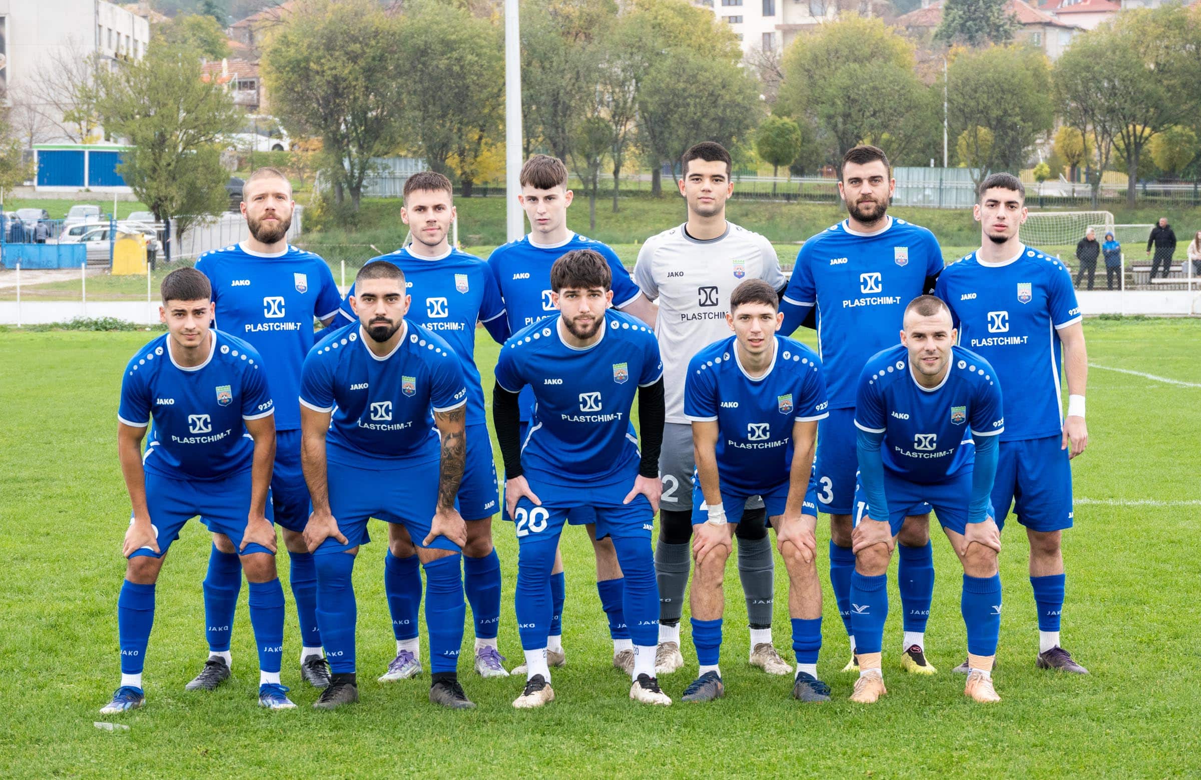 ФК Аксаково загуби с 2:4 в гостуването си на Бенковски (Исперих) в мач от 14-ия кръг на Североизточната Трета лига. "Сините" обаче повеждаха на два пъти и имаха аванс до 89-ата минута на срещата. Калоян Цветков изведе „сините“ напред в резултата в 28-ата минута. Така приключи и първото полувреме на срещата. През втората част влезлият като резерва Николай Енчев изравни в 64-ата минута. Гостите все пак стигнаха до нов аванс. В 82-ата минута отново Калоян Цветков беше точен за Аксаково за 2:1. Малко след това обаче друг играч на Бенковски, появил се от пейката, изравни. Серги Кешкерян отбеляза за 2:2. В 89-ата минута домакините осъществиха пълния обрат. Берк Джевджет беше точен за 3:2. В добавеното време на двубоя Кешкерян вкара второто си попадение, оформяйки крайния резултат секунди преди последния съдийски сигнал. В следващия кръг Аксаково е домакин на Рилци (Добрич).