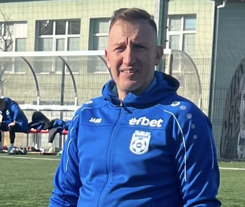 ФК Ямбол претърпя тежка загуба с 0:5 в двубоя срещу Марица, изигран в Пловдив. Ето какво каза след края на срещата старши треньорът на ямболии Иво Калинчев пред официалния сайт на ФК Ямбол. "Тотално ни надиграха първо полувреме. Доста предпазлива игра от наша страна, влязохме наистина плахо в мача. И с наша помощ Марица ни вкара три гола", коментира наставникът. "През второто полувреме заиграхме така, както трябваше да играем и въпреки че ни вкараха два гола, чисто футболно стояхме по-добре на терена и не се предадохме. Уви, по-добрият отбор победи", допълни още Калинчев.