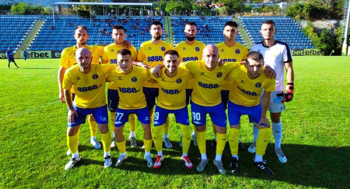 Волов-Шумен 2007 загуби с 1:2 гостуването си на Черноломец (Попово). Двубоят беше част от 14-ия кръг на Североизточната Трета лига и противопостави съседи в класирането. Румен Николов пропусна отлична възможност за шуменци в първия четвърт час игра. След изпълнение на пряк свободен удар топката се отби от напречната греда и Николов не успя да я прати във вратата от близка дистанция. Малко след това домакините поведоха в резултата след груба грешка в защитата на Волов. След 10 минути гостите изравниха. Николов се реабилитира за пропуска си, засичайки с глава центриране на Жечко Йорданов отляво и изпрати топката в мрежата за 1:1. През второто полувреме Волов-Шумен се опита да постигне пълен обрат, но не намери път към вратата на съперника. В 85-ата минута Боян Димов фаулира Беадир Сабриев в наказателното поле и Черноломец получи дузпа, която се превърна в победен гол. До края на двубоя гостите нападнаха стихийно, но не успяха да стигнат поне до равенство, тъй като времето беше недостатъчно. "Играхме много добре, дори перфектно през първото полувреме. Не знам дали сме играли толкова добре досега през първото полувреме, но успяха да ни излъжат. Ако трябва да гледам владението на топката, то беше 80% на 20% за нас, а те бяха строени отзад. Много рядко минаваха в нашата половина. През второто полувреме също имахме добри шансове, но тотално липсваше късметът. За мен дузпата в края беше напълно излишна, защото атакуващият играч на Попово нямаше какво да направи. Като цяло трудно се играе срещу отбор, който се затваря и дебне на контри. С два удара към вратата ни вкараха два гола.", сподели след срещата президентът на тима Иван Станчев. Загубата постави край на победната серия на шуменци от 4 поредни успеха. В следващия кръг Волов-Шумен 2007 ще приеме отбора на Бенковски (Исперих) у дома, след като именно този тим днес го измести от петата позиция.