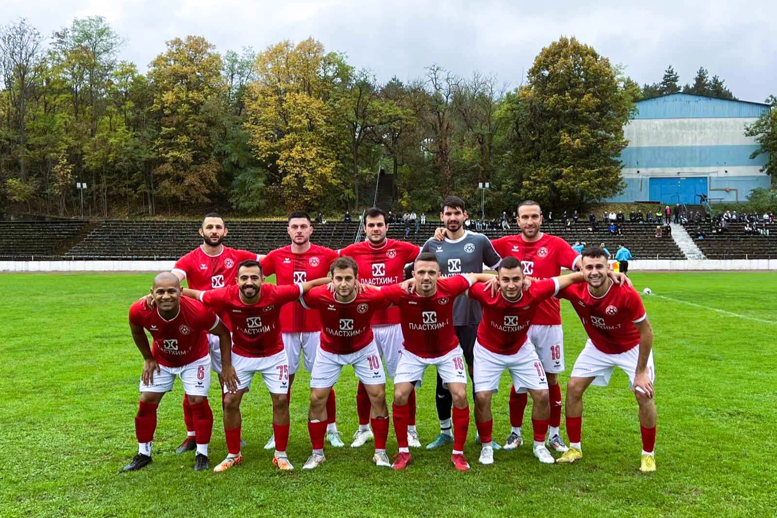 Септември (Тервел) постигна равенство в гостуването си на Черноморец (Балчик) в директен сблъсък за лидерската позиция в Североизточната Трета лига. Мачът от 14-ия кръг на шампионата завърши 1:1. След равностойно първо полувреме без реални големи положения пред двете врати, двата отбора се оттеглиха на почивка при резултат 0:0. В 51-ата минута Мартин Янакиев отбеляза за домакините от Балчик. Малко след изтичането на редовното време, Станислав Иванов осигури заслужена точка за гостите. "Получихме изненадващ и малко нелеп гол, след който нашият тим се вдигна. Имаше един отбор на терена през второто полувреме. Потърсихме изравняването. Ако бяхме го постигнали по-рано, щяхме да потърсим и победата, но изпуснахме няколко положения. Ударихме греда. В крайна сметка накрая правдата възтържествува и изравнихме. Стратегическо равенство, което за нас е добре. Доволен съм от поведението на отбора, защото се вдигна на щурм и всеки се раздаде на макс, проявиха воля, характер. Нямам забележики към нито един от футболистите. Доволен съм не толкова от точката, колкото от характера, който играчите проявиха.", сподели след мача старши треньорът на "хановете" Георги Иванов - Геша. Равенството запазва шампионите на върха с три точки пред днешния си опонент. В следващия си мач, Септември (Тервел) ще приеме дубъла на Черно море (Варна).