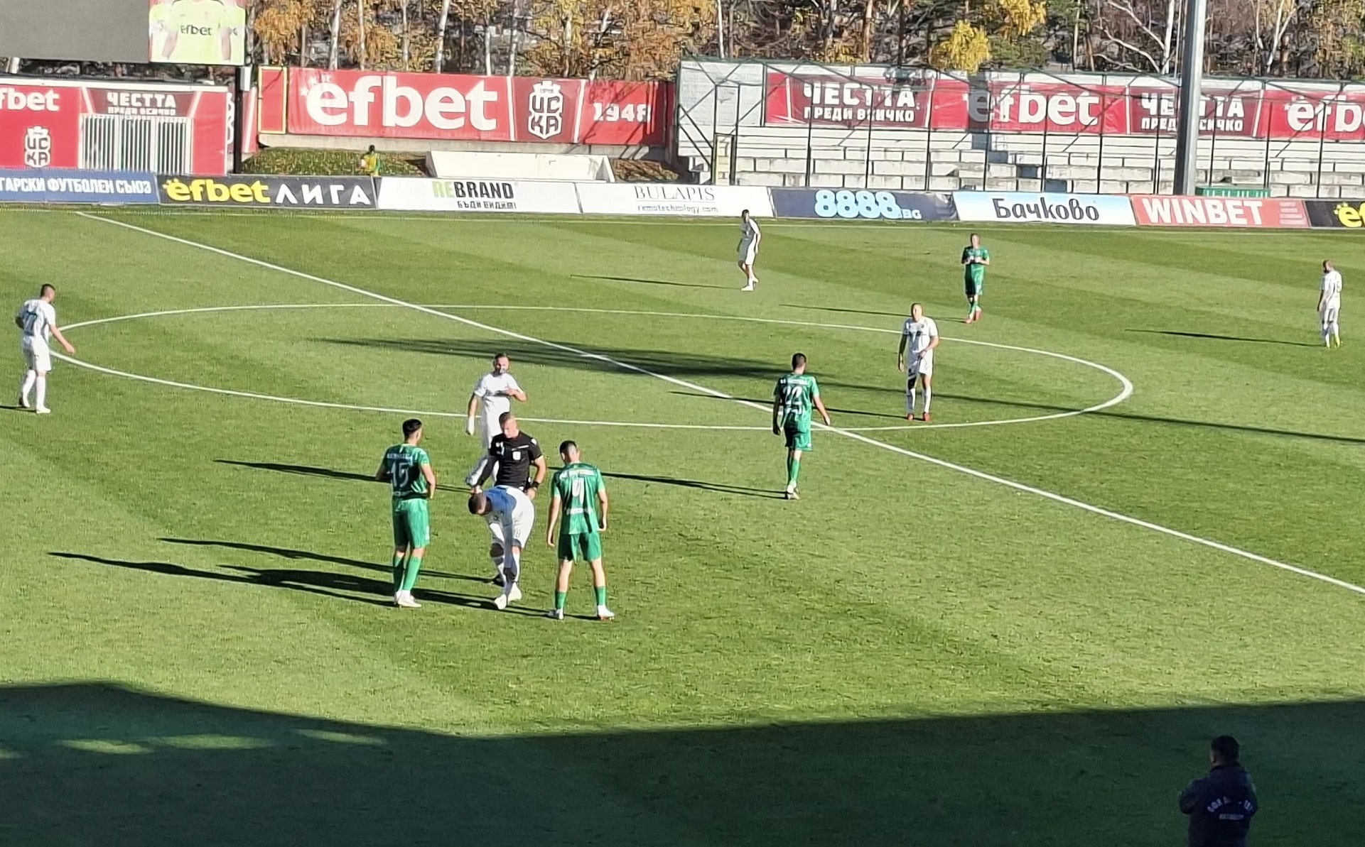 Ботев (Ихтиман) спечели с 2:1 като гост дербито на 17 кръг в Югозападната Трета лига срещу Витоша (Бистрица). С тази победа ихтиманци се доближават само на три точки до Витоша (Бистрица) във временното класиране. Борислав Балджийски отново блесна, като вкара и двата гола за гостите. Той откри резултата в 43-ата минута и покачи на 2:0 в 58-ата. В последните минути на мача, неостаряващият голмайстор на домакините, Деян Христов, успя да реализира почетния гол за Витоша Бистрица. Това е първата победа на Ботев (Ихтиман) като гост в Бистрица за първенство от пролетта на 2010 година, когато отборът печели за последно на терена на съперника с 3:1. В следващия кръг отборът от Ихтиман отново ще гостува, този път на ОФК Костинброд на 22 ноември.