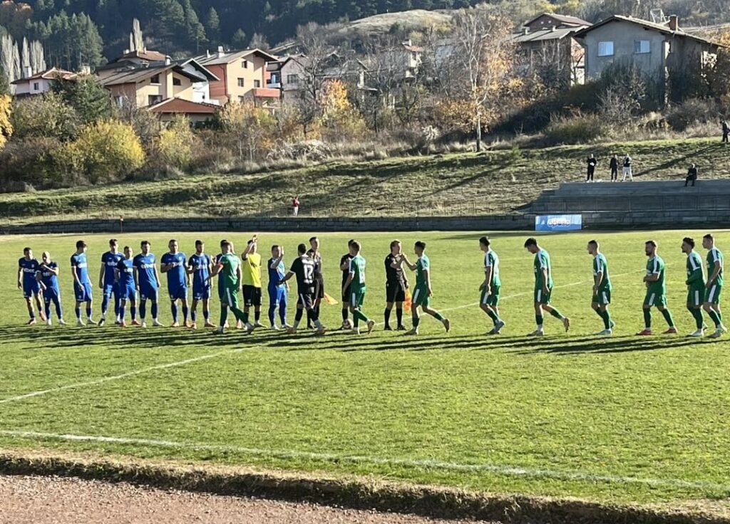 Германея (Сапарева баня) допусна минимална загуба с 0:1 като домакин срещу Оборище (Панагюрище) в мач от 17-ия кръг на Югозападната Трета лига. Единственият гол в срещата беше отбелязан в 18-ата минута от Мартин Вълчинов, което донесе първа победа като гост за Оборище от началото на сезона и продължи серията им до четири мача без загуба. Домакините се опитаха да изравнят преди почивката, но не успяха да реализират създадените положения. През втората част играчите на Германея отново имаха възможности, но не успяха да достигнат дори до изравнителен гол. В следващия предпоследен кръг от есенния полусезон Германея ще гостува на Струмска слава, а в последния кръг ще приеме отбора на Балкан (Ботевград).