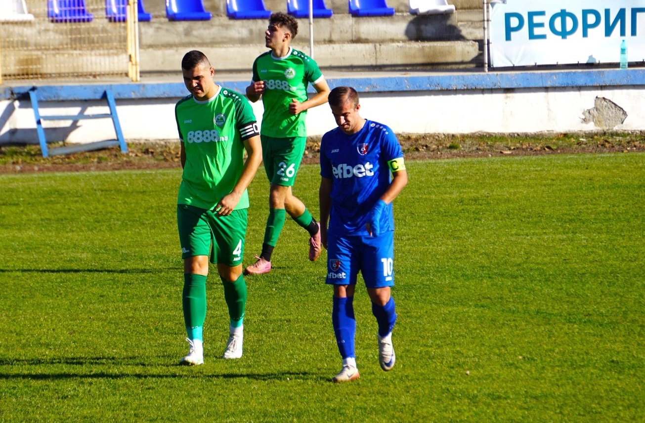 Пирин (Гоце Делчев) загуби с 0:3 като гост от Рилски спортист в Самоков в мач от 17 кръг на Югозападната Трета лига. Това бе трети пореден от общо четирите тежки поредни сблъсъка за Пирин, след като те вече се изправиха срещу Струмска слава, Балкан (Ботевград) и сега Рилецо, а в следващия кръг ще бъдат домакини на Витоша (Бистрица). Георги Божилов отбеляза през първото полувреме, при което резултатът остана непроменен до края на първата част. През втората част домакините от Самоков взеха инициативата и отбелязаха още два гола чрез Емре Дрянов (49) и Филип Ангелов.