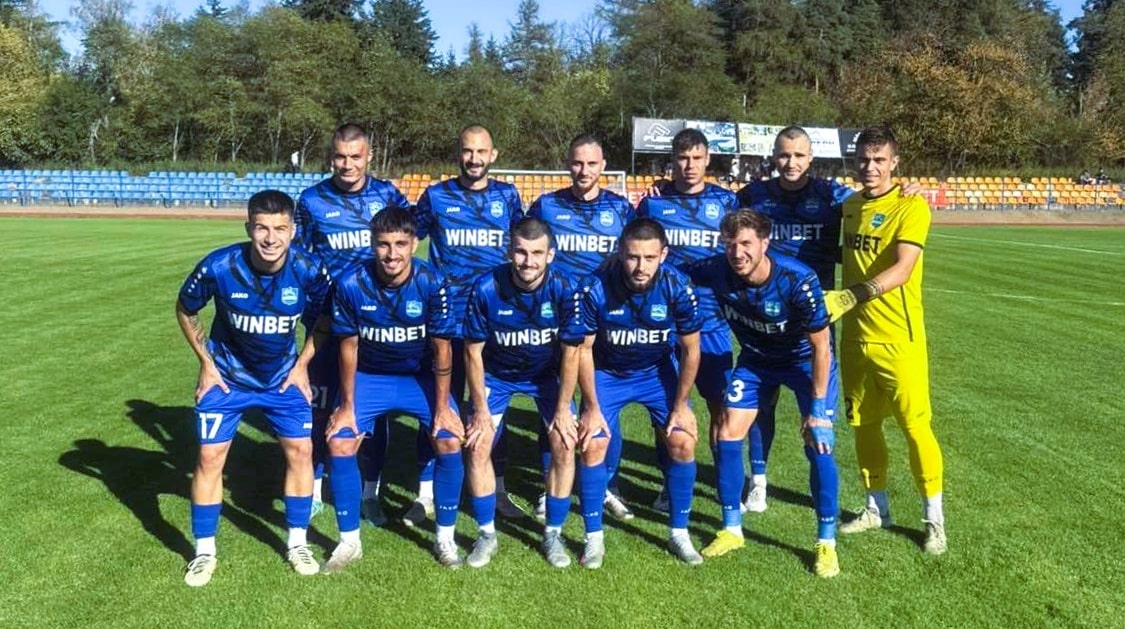 Рилски спортист (Самоков) постигна дванадесетата си победа в Югозападната Трета лига. Тимът се наложи с 3:0 у дома срещу Пирин (Гоце Делчев) в среща от 17-ия кръг на шампионата. Георги Божилов изведе домакините напред в 20-ата минута. Само три минути след началото на второто полувреме, Емре Дрянов покачи на 2:0. Крайният резултат беше оформен от Филип Ангелов, който се разписа в 65-ата минута. „Добра победа за нашия отбор. От първата до последната минута диктувахме нещата на терена и заслужено спечелихме. Радостен съм, че играчите не подцениха двубоя. Говорихме през седмицата за противника и за това, че трябва да подходят сериозно. Така и направиха. Супер е, че запазихме и суха мрежа. Поздравявам футболистите за победата. Искам да благодаря и на публиката, която беше дошла да ни подкрепи.“, сподели наставникът на Рилецо Пламен Крумов. Успехът за Рилски е още по-важен, защото отборът е с точка аванс на върха в класирането пред намиращия се в отлична форма Струмска слава (Радомир). За "скиорите" предстои двубой с Банско у дома следващата седмица. „Важното сега е да се възстановим и да се подготвим за следващото домакинство“, добави още Крумов.