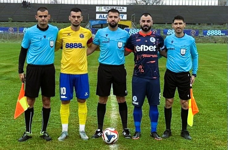 Светкавица (Търговище) претърпя тежка загуба с 0:5 у дома срещу Устрем (Дончево) в мач от 14-ия кръг на Североизточната Трета лига. Още в 9-ата минута тимът допусна ранен автогол, но въпреки това успя да се съвземе и създаде няколко отлични възможности. Въпреки това, две големи пропуска лишиха отбора от гол за изравняване, като един от тях беше сам срещу вратаря на гостите. В края на първото полувреме отборът на Устрем увеличи преднината си с втори гол. През втората част гостите добавиха още три попадения, нанасяйки дванадесетата загуба на Светкавица през сезона. В един от моментите на играта домакините имаха и удар в гредата. В следващия си кръг Светкавица (Търговище) ще гостува на третия отбор на Лудогорец (Разград).