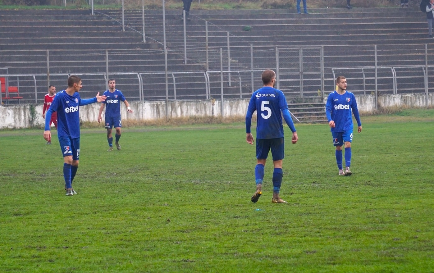 Струмска слава (Радомир) постигна победа с 2:0 срещу Пирин (Разлог) в мач от 17-ия кръг на Югозападната Трета лига. Домакините от Радомир продължават да преследват временния лидер Рилски спортист, който има едва една точка повече. В оставащите два кръга до края на есенния полусезон, Струмска слава ще има още две поредни домакинства – в следващия кръг срещу Германея (Сапарева баня) и в последния есенен кръг срещу Оборище (Панагюрище). На проведения днес мач на стадион „Христо Радоханов“, Георги Мариянов реализира и двата гола през второто полувреме, след като първата част завърши без отбелязани голове. През втората част, възпитаниците на старши треньора Стефан Гошев увеличиха темпото и стигнаха до победата в последните 15 минути на срещата. Неприятна новина от мача е контузията на Дейвид Джоров, който бе принудително заменен още в 19-ата минута.