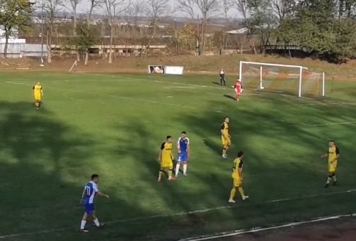 Черноломец (Попово) се наложи с 2:1 над Волов Шумен в едно от двете дербита на кръга в Североизточната Трета лига. Момчетата на Невен Венков бързо преодоляха тежката загуба от дубъла на Спартак (Варна) и с тези три точки се доближиха на 2 точки зад третия отбор на Лудогорец и на 4 точки зад Черноморец (Балчик), който е на второ място. Мачът се оказа доста интересен, с множество положения пред двете врати. В 16-ата минута гостите имаха шанса да отбележат след пряк свободен удар, но ударът уцели гредата, а при добавката Румен Николов не успя да намери целта. В 23-ата минута Черноломец (Попово) поведе с 1:0 след отлична атака през центъра, при която топката достигна до Десислав Петков вдясно. Той центрира към Цветослав Петров, който отбеляза с акробатично изпълнение. Волов Шумен изравни в 35-ата минута. След подаване отляво, Румен Николов успя да отбележи с глава, след като топката първо удари десния страничен стълб на вратата, пазена от Давид Пасев. В 83-ата минута Мехмед Сабри бе съборен в наказателното поле на Шумен и съдията Иван Христов отсъди дузпа. Тихомир Кънев изпълни хладнокръвно и оформи крайния резултат 2:1.