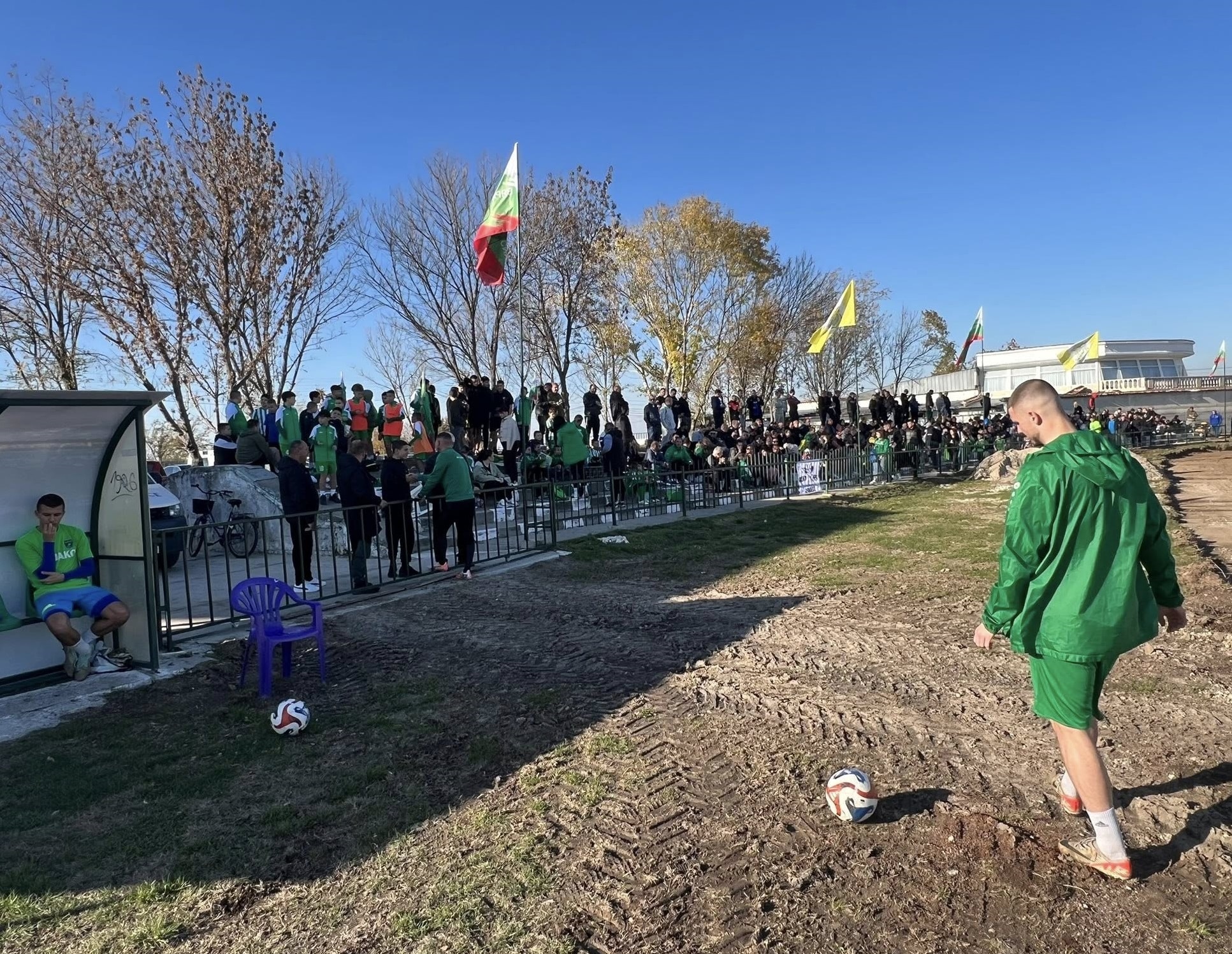 ФК Раковски загуби с минималното 0:1 от Секирово в първото историческо дерби на град Раковски на ниво Трета лига. Двубоят се игра на стадион "Петър Парчевич" и предложи доста емоции за зрителите. Акапелно изпълнение на химна на България постави начало на мача. Привържениците на ФК Раковски отново изпълниха трибуните, демонстрирайки силната сплотеност на клуба. Домакините успяха да отбележат единствения гол в срещата чрез Божидар Костадинов. В стартовия състав за този важен мач се завърна играещият треньор Валери Домовчийски, но отсъстваха ключови играчи като Стефан Попов, Тихомир Зайков и Кристиян Николов.