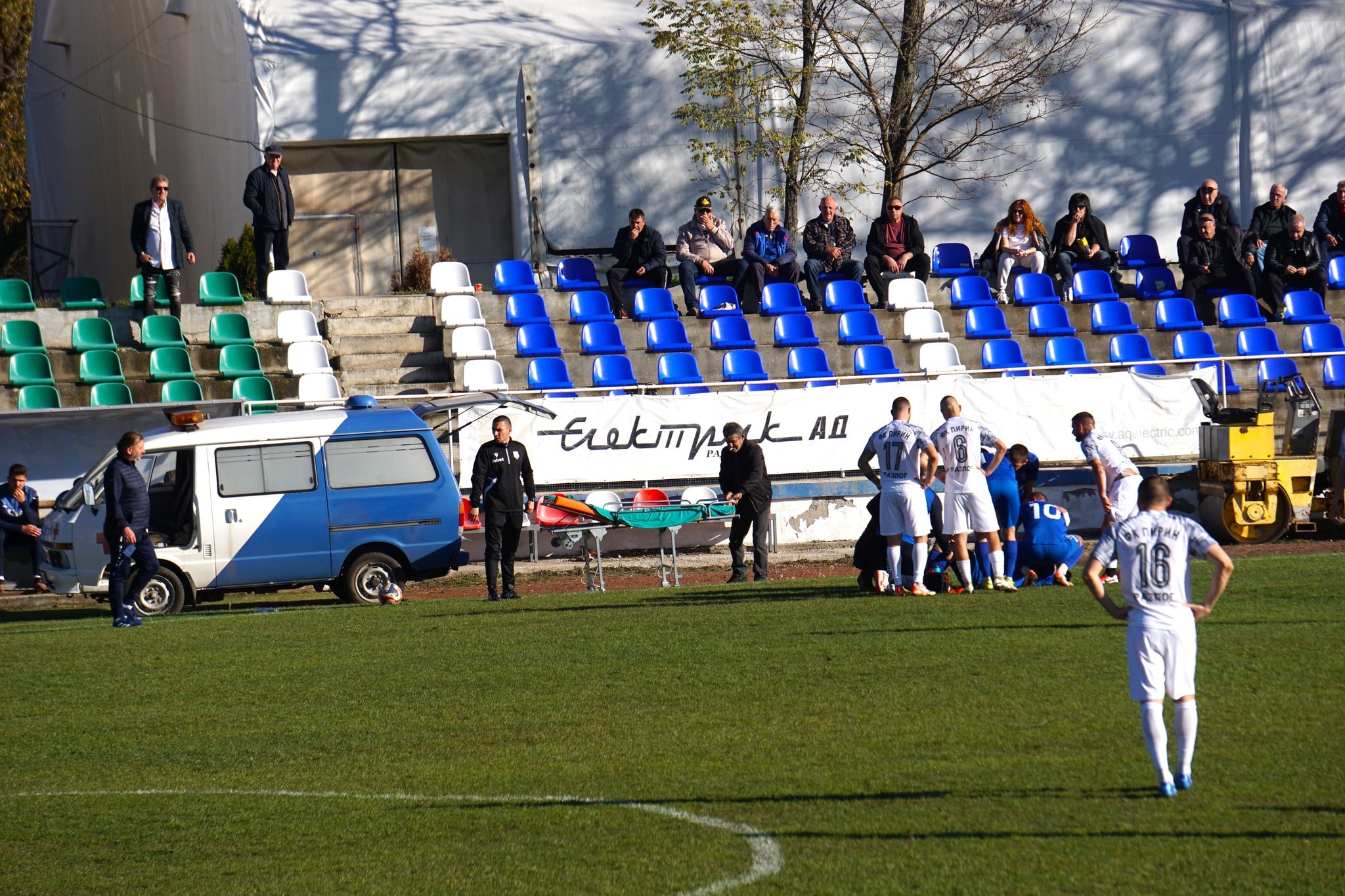 Неприятен момент помрачи днешния мач между Струмска слава и Пирин (Разлог), спечелен от домакините с резултат 2:0. През първото полувреме Дейвид Джоров получи сериозна контузия. Той пострада с травма в капачката на коляното, което наложи неговото транспортиране с линейка до болница. В следващите дни ще бъде уточнено какво е точно състоянието на Джоров и колко време може да отсъства от игра. Изображенията са от Официалната фейсбук страница на Струмска слава