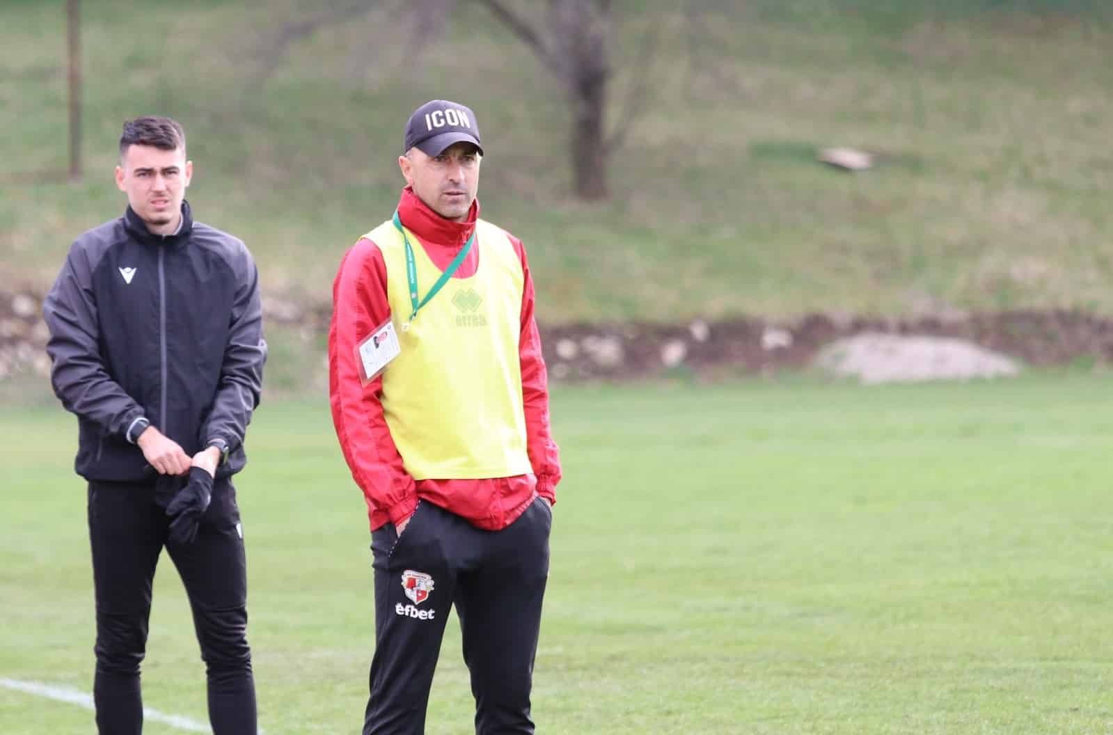 ФК Банско завърши наравно 3:3 при визитата си на Балкан Ботевград в среща от 17-ия кръг на Югозападната Трета лига. Старши треньорът на Банско, Борислав Хазуров, коментира за официалния сайт на клуба: "Силно първо полувреме за нас, хубав гол на Теодор Чолев, а след това и реализирана дузпа от Руслан Иванов, с което поведохме с 2:0". Наставникът на Банско добави: "През второто полувреме странични фактори наклониха везните в полза на Ботевград, както и индивидуални грешки от наша страна. Така домакините стигнаха до обрат, но равенството донесе Еринин в края на мача". В предстоящия предпоследен есенен кръг ФК Банско отново ще бъде гост, като този път ще се изправи срещу лидера Рилски спортист. В последния кръг от есенния полусезон, Банско ще бъде домакин на Витоша Бистрица.