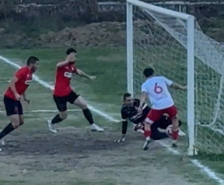 Атлетик (Куклен) загуби с 0:1 при гостуването си на Асеновец в Асеновград, според официалния протокол от мача. Играта на терена обаче бе съвсем различна. "Баските" доминираха и заслужаваха победата, но съдийска тройка от Стара Загора имаше различно мнение. Два гола на кукленци при 0:0 бяха отменени неправомерно. При първия случай топката очевидно премина голлинията изцяло, при втория нямаща засада бе причина за отмяна. Освен това, имаше и умишлен удар с лакът в наказателното поле на домакините, който остана ненаказан. Вероятно домакините чувстваха, че действията им ще останат без последствия. Атлетик очаква официалния запис от мача, за да покаже спорните моменти. Ръководството на Атлетик ще настоява за преиграване на срещата и отстраняване на старозагорските съдии от футбола. Също така се иска поемане на детектор на лъжата от съдийската тройка. Вярваме, че ключови нередности и корупция в българския футбол ще излязат наяве, ако това стане. Дали някой се страхува да отговори на няколко въпроса? Очакваме адекватна реакция от зоналния съвет на БФС, в противен случай ще бъде поискано оттеглянето на ръководството на местното БФС.