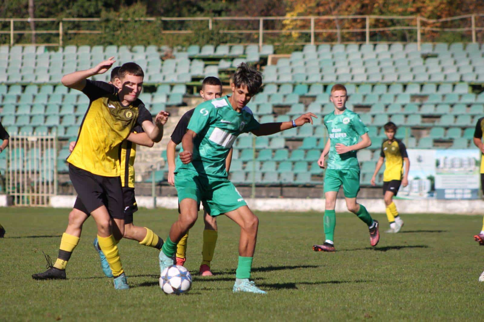 Пирин (Гоце Делчев) U17 победи Миньор (Перник) с 5:0 Юношите на Пирин (Гоце Делчев) U17 постигнаха впечатляваща победа с 5:0 срещу Миньор (Перник) в мач от Областна група Кюстендил. Йосиф Стефанов отбеляза хеттрик, а Сунай Робев и Денис Булгур прибавиха по един гол за успеха на отбора. Според програмата, момчетата имат още един отложен мач срещу Велбъжд (Кюстендил), който ще се изиграе в сряда, 19 ноември, в Кюстендил. След 8 изиграни мача, отборът е с баланс от 4 победи, 2 равенства и 2 загуби, като заема временното 6-то място с 14 точки.