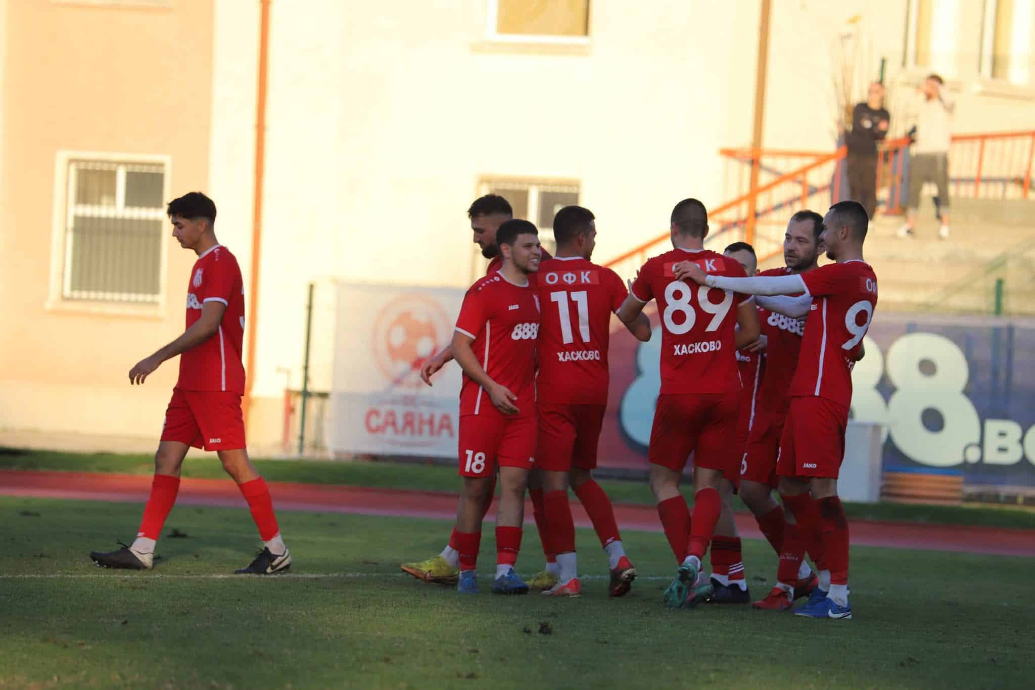 ОФК Хасково ще се изправи срещу ФК Хасково в областен финал за Купата на Аматьорската лига. Двубоят е насрочен за сряда, 19-ти ноември, от 14:30 часа и ще се проведе на стадион "Младост". Отборът на Живко Желев демонстрира отлична форма, след като записа четири последователни победи в шампионата и се изкачи до 10-ото място в Югоизточната Трета лига. Съперникът от ФК Хасково заема лидерска позиция в Областната група с 8 победи и 2 равенства до момента през сезона. За да достигне до този финал, ФК Хасково победи Димитровград 1947 с 4:2 като домакин миналата седмица. Двата отбора вече се срещнаха по време на настоящата кампания. В областен финал за Купата на България, ОФК Хасково триумфира с 3:1 на същия стадион. "Ще си изиграем сериозно мача. Ще има промени в състава, но ще са малко. Не е добре, че ще играем на изкуствен терен, но те са домакини и ще е там, където искат. Надявам се да нямаме контузени състезатели от тази среща.", сподели наставникът на гостите в предстоящата среща Живко Желев.