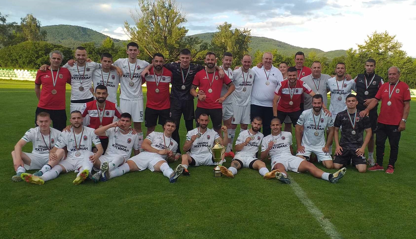 Половината от мачовете в Югозападната Трета лига вече са изиграни. След 17 кръга Ботев (Ихтиман) заема временно 4-то място с 29 точки, реализирани от 8 победи, 5 равенства и 4 загуби, с голова разлика 30:21. Както е известно, през предстоящия уикенд започват мачовете от пролетния дял на шампионата, като ще се изиграят 2 кръга, след които следва зимната пауза. Резултатите показват, че Ботев (Ихтиман) се представя значително по-добре в сравнение със сезон 2023/2024, когато завършиха на историческото трето място в крайното класиране. Тогава, след изиграването на половината от мачовете (17), ихтиманци бяха на 8-мо място с 25 точки. Сега, с 4 точки повече, те са 4-ти във временното класиране. За Ботев (Ихтиман) предстои гостуване на ОФК Костинброд тази събота от 14:00 часа, а годината ще завършат с домакински мач на 29 ноември срещу дубъла на Септември София.