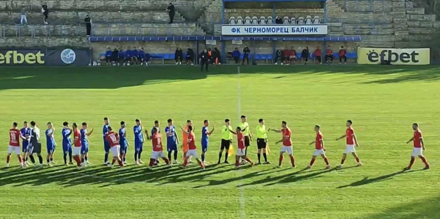 Ръководството на ФК Черноморец Балчик изразява категорично становище, че резултатът от всяка футболна среща трябва да се определя само на терена. Футболните способности, характерът и моралът на играчите са тези, които трябва да определят победителя, а не външни фактори като съдийски решения или извънфутболно влияние. Ние приемаме и сме напълно наясно със собствените си грешки, които също повлияха върху крайния резултат на срещата. Ще ги анализираме и вземем под внимание, защото за нас най-важни са спортно-техническото израстване на отбора и развитието на нашите футболисти. След като многократно прегледахме срещата, се консултирахме с експерти в областта, които увериха, че са допуснати явни грешки в наш ущърб. Като клуб с история и традиции, смятаме, че е наше морално задължение да защитим интересите си, като сигнализираме за нередностите. С подаването на жалба целим да гарантираме, че правилата на играта и принципите на феърплей ще бъдат стриктно спазвани в бъдеще. Също така поздравяваме Септември Тервел за здравия и честен двубой. И двата тима показаха добър футбол, уважение един към друг и се бориха усърдно през всичките 90 минути. В същото време не можем да пренебрегнем редица съдийски решения, които според нас повлияха върху ритъма, динамиката и развитието на играта. По-долу посочваме ситуациите, които смятаме за спорни, без да поставяме под съмнение личните качества на никого. Желаем ясно да отбележим, че нямаме нищо лично срещу главния съдия Тодор Недялков Киров и асистентите му Димо Дамянов Вълчев и Янислав Йорданов Чанев. Уважаваме техния труд и разбираме предизвикателствата в работата им. Но вярваме, че за да има по-добър и по-честен футбол, са необходими по-смели и последователни отсъждания. ФК Черноморец Балчик остава клуб, който държи на футболните ценности, уважение към играта, съдиите и противниците, като винаги ще се стреми да бъде пример с поведението си преди, по време и след всеки мач. Ето кои са спорните моменти от срещата: 18:43 - Наш играч е фаулиран в наказателното поле след закъсняло посягане на противниковия защитник. Контактът е видим, а главният съдия и асистентът са в отлична позиция, но липсва реакция. 31:55 — При изпълнение на корнер наш футболист е спрян с нарушение точно пред погледа на съдията. Посягането е видно, а топката идва в тази зона, възпрепятствайки нашия играч да играе с нея. 14:53 — Опасно посягане със закъснял шпагат и вдигнати бутони на нивото на коляното. Въпреки опита на нашия играч да избегне контакта, той е повален. И тук липсва отсъждане. 46:22 — Наш футболист е спрян след намеса през краката му от втори противников играч. Играта продължава. 78:42 — Наш футболист първи стига до топката и играе с нея, последван от закъсняло посягане и удар в крака му. Отново — играта продължава. 15:14 — Спиране на обещаваща контраатака с умишлено нарушение. Няма нито устно, нито официално предупреждение. 26:56 — Закъсняло влизане в гръб към наш футболист, който вече е отиграл топката. Ситуация за жълт картон, но такъв не е показан. Дори няма устна забележка. 87:17 — Грубо влизане в краката на наш футболист, преодолял противник. Отново липса на устно или официално предупреждение. 02:57 — Пример за ситуация, в която далеч по-безобидно действие е отсъдено категорично от рефера — този път в центъра на терена. 64:20 — Сходна ситуация с участието на наш футболист, но без отсъждане, а последвал корнер за противника. 63:27 — За сметка на това подобни „груби“ нарушения, извършени от наши състезатели, не са допускани от арбитъра. Запис със ситуациите може да прегледате от публикацията ни в официалната Фейсбук страница на клуба, включващ видео благодарение на запис от Фейсбук страницата на ФК Септември Тервел.